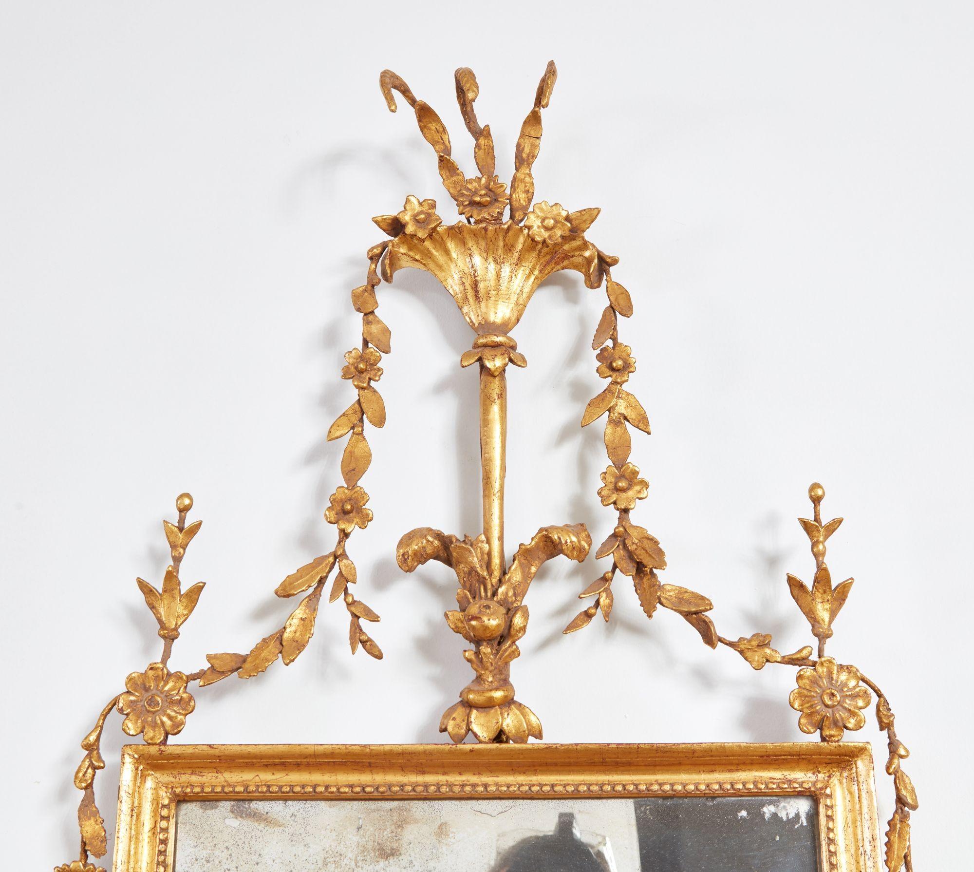 Paire de miroirs fédéraux dorés de forme rectangulaire avec de minces cadres moulurés et un haut vase, des guirlandes de feuilles d'acanthe et un décor de guirlandes sur les couronnes ainsi que sur les bases, conservant les plaques de mercure