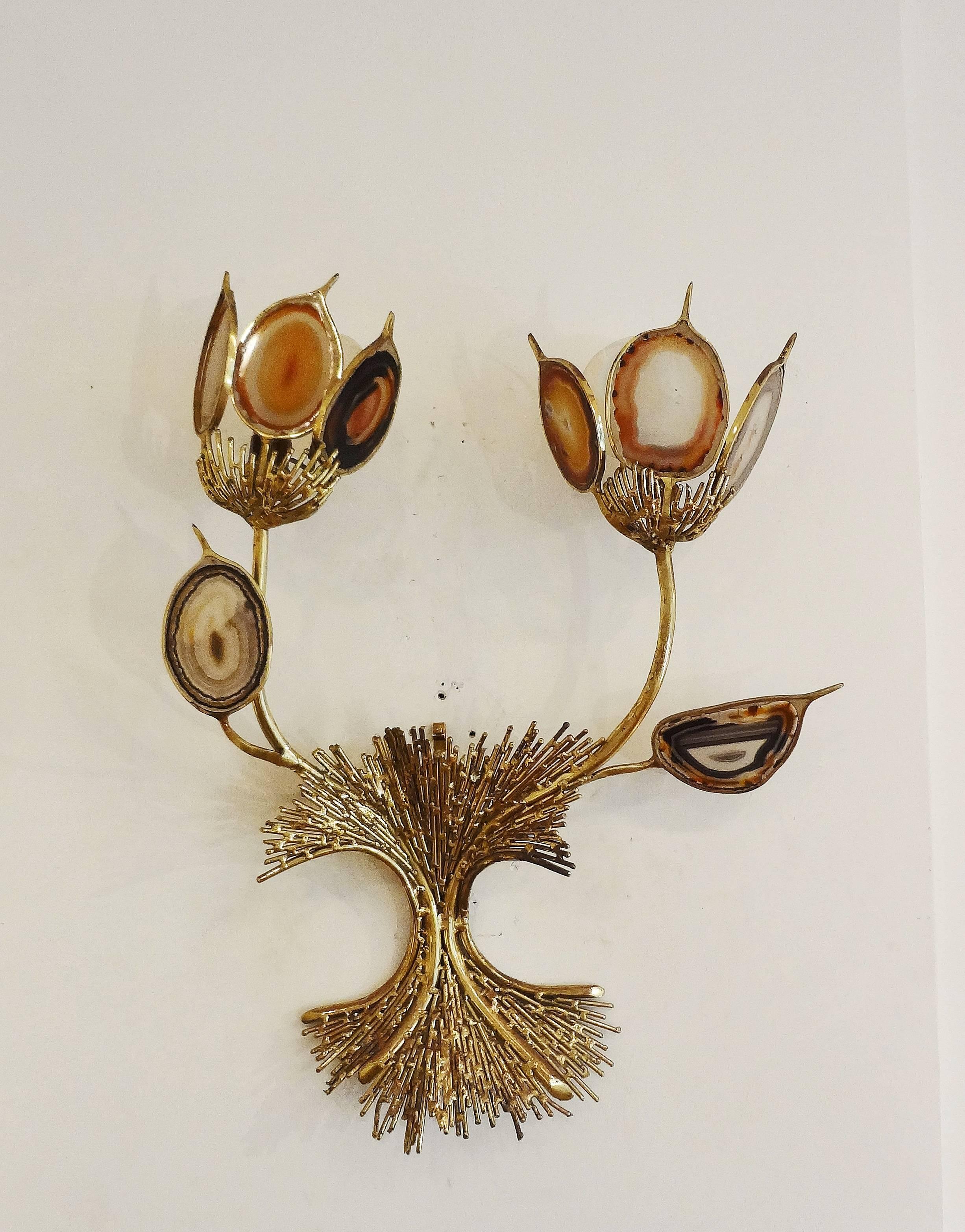 Jacques Duval-Brasseur, 1970s.
Pair of gilt brass naturalistic wall-sconces
With agate leaves and brass flowers. Two lighting arms.
Signed.