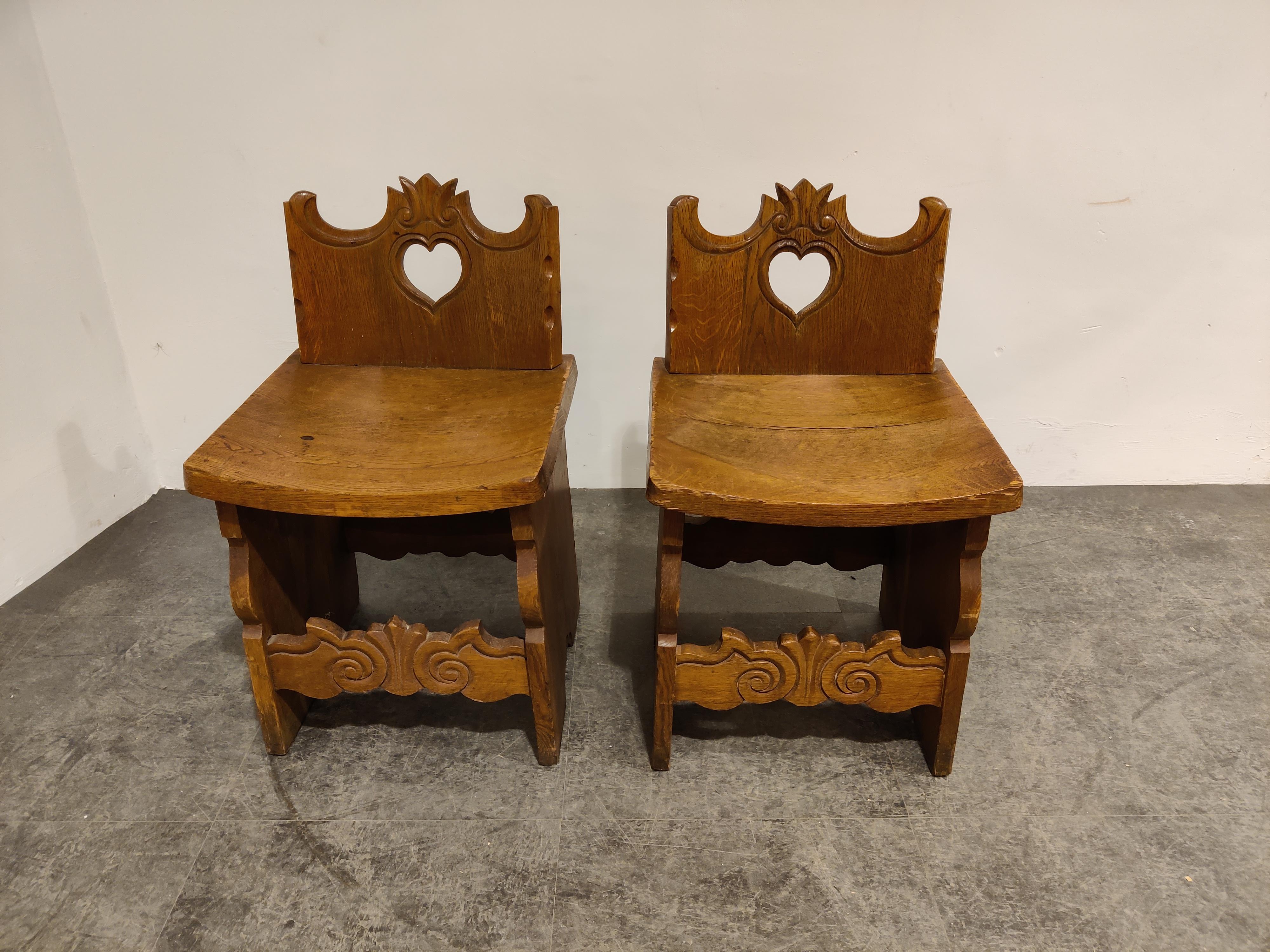 Early 20th century Folk Art carved oak side chairs with heart cutout. 

Very sturdy and heavy chairs. 

Believed to be italian work

1900s, Italy

Good condition

Great decorative look.

Dimensions:
Height 72cm/28.34