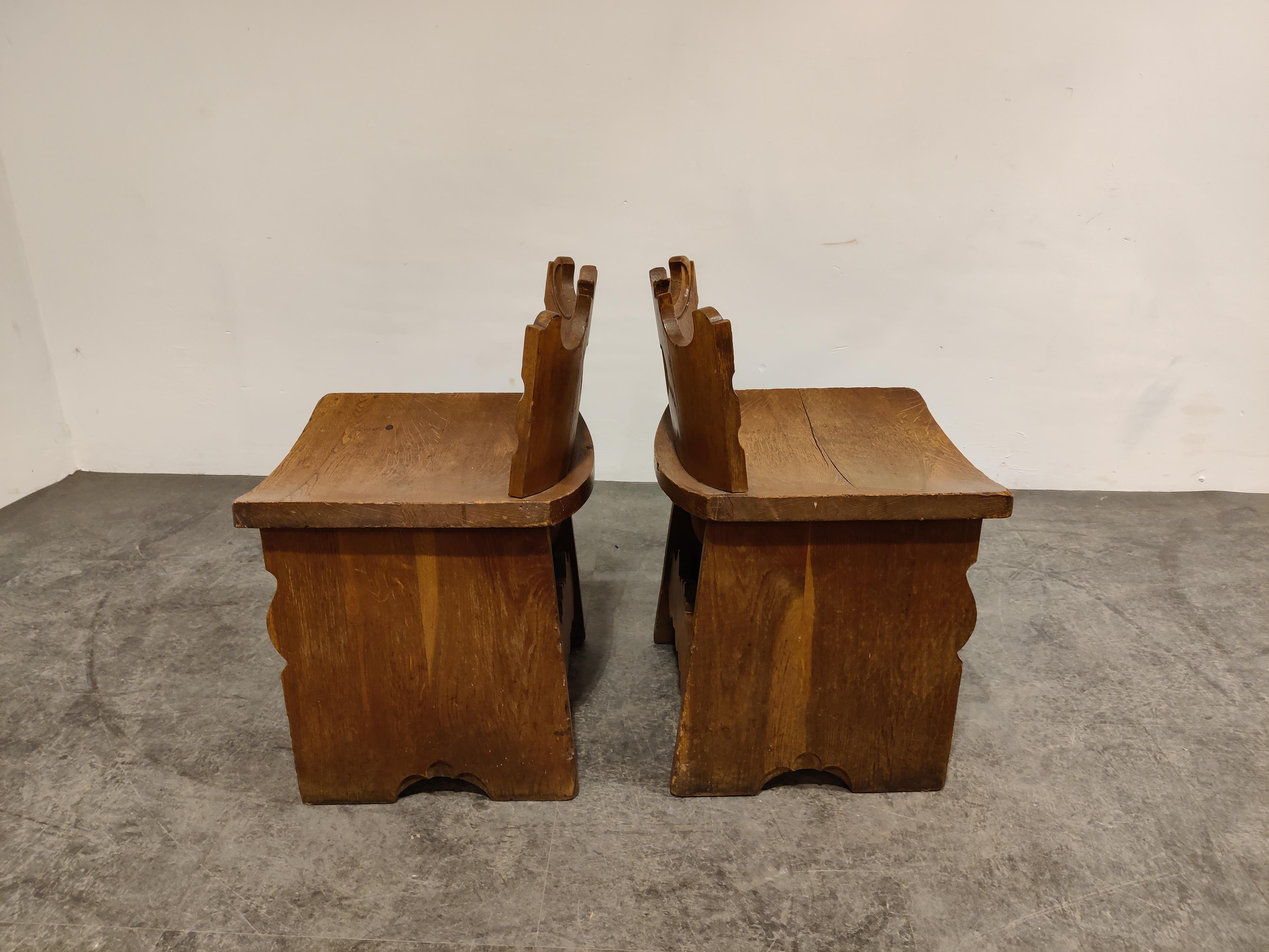 Paar geschnitzte Eichenholzstühle, Volkskunst, 1900er Jahre im Zustand „Gut“ im Angebot in HEVERLEE, BE