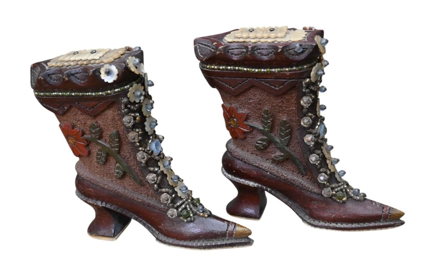 Par de zapatos de señora de madera tallada de arte popular ricamente decorados con cuentas de vidrio y  hueso de vaca
Altura 13 cm, longitud 12,5 cm
Laca y color originales
Hacia 1900