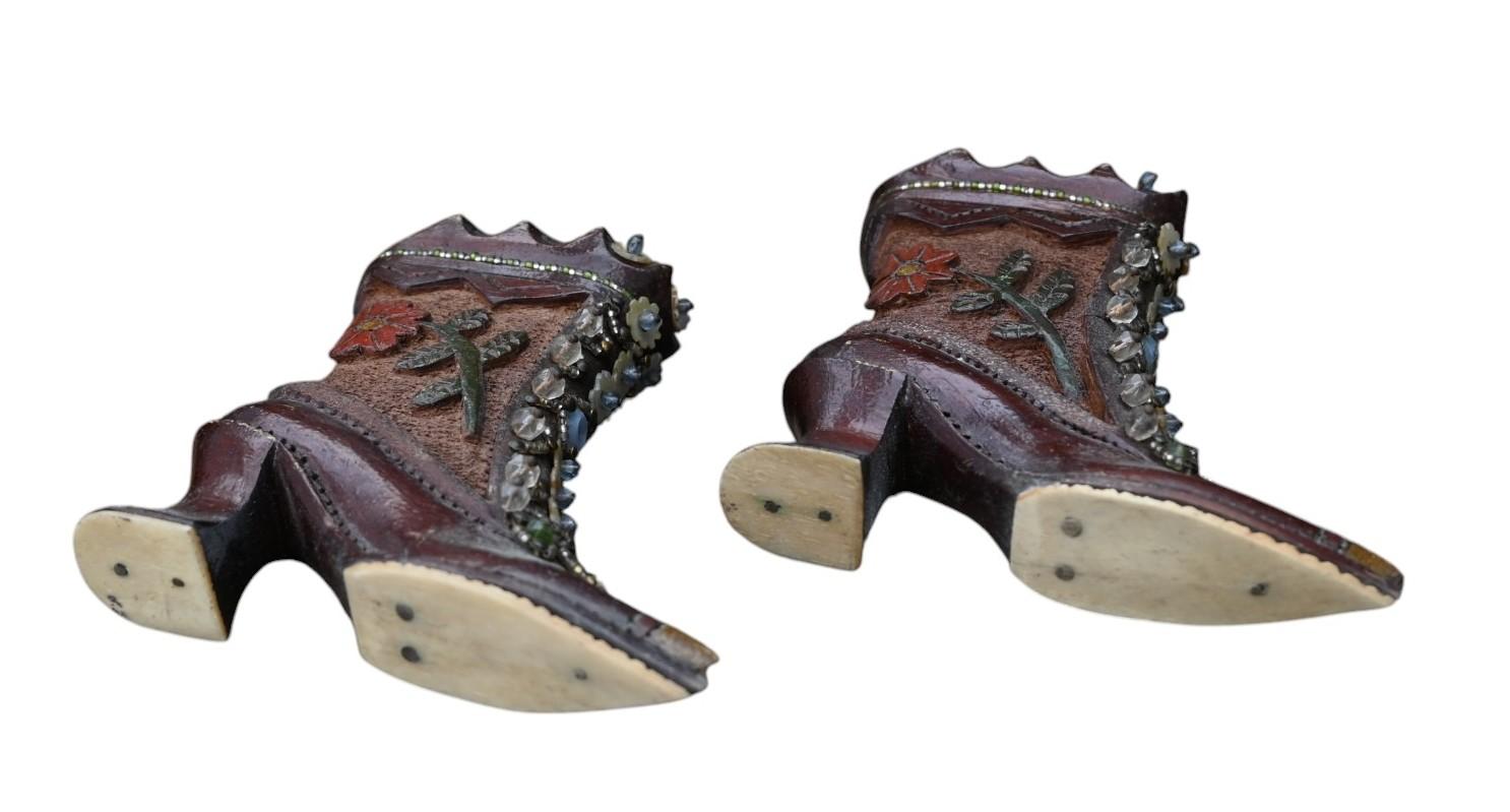 Par De Zapatos De Mujer De Madera Tallada De Arte Popular, ca 1900 Belga en venta