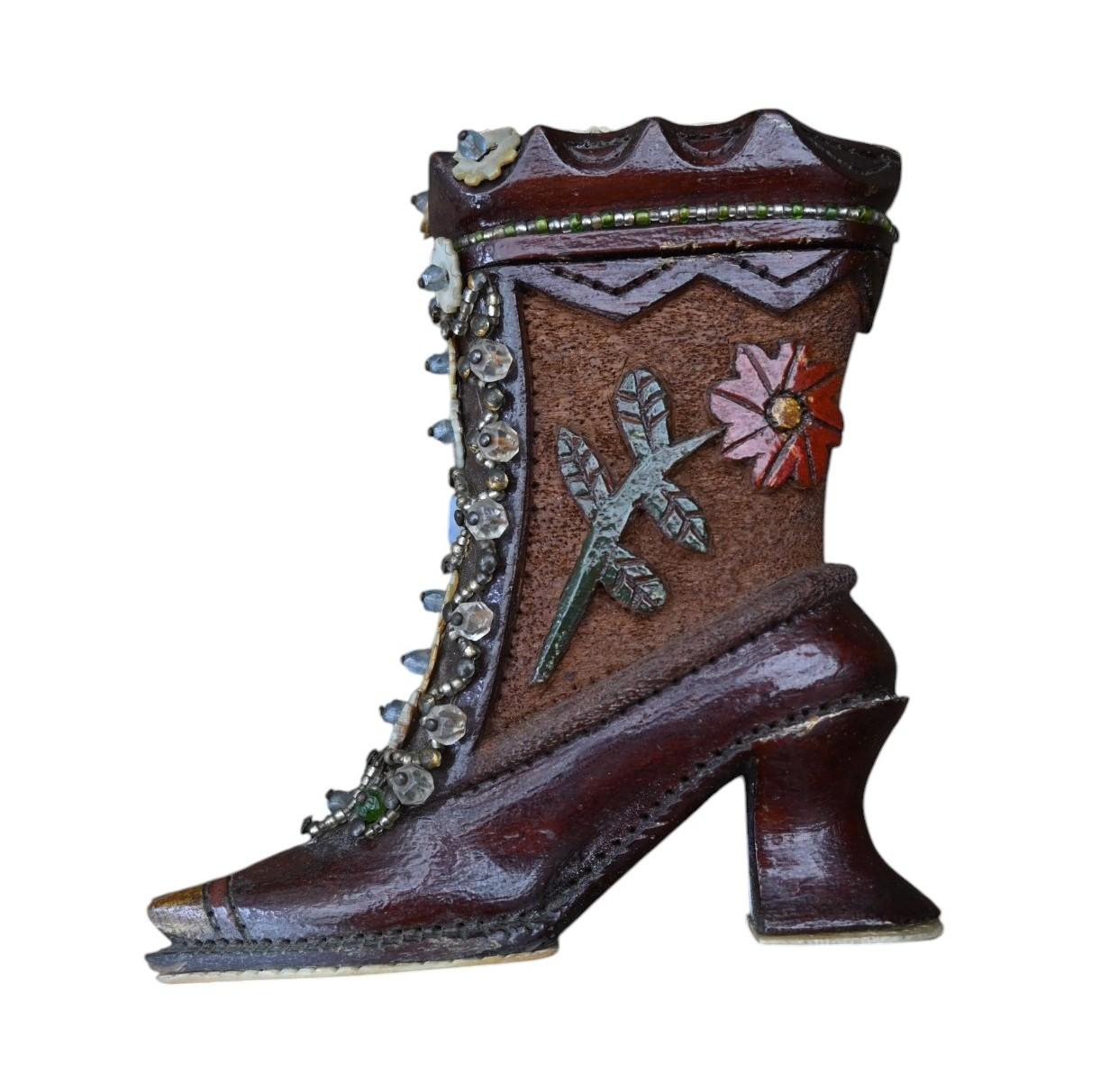 Par De Zapatos De Mujer De Madera Tallada De Arte Popular, ca 1900 en Bueno estado para la venta en Bilzen, BE