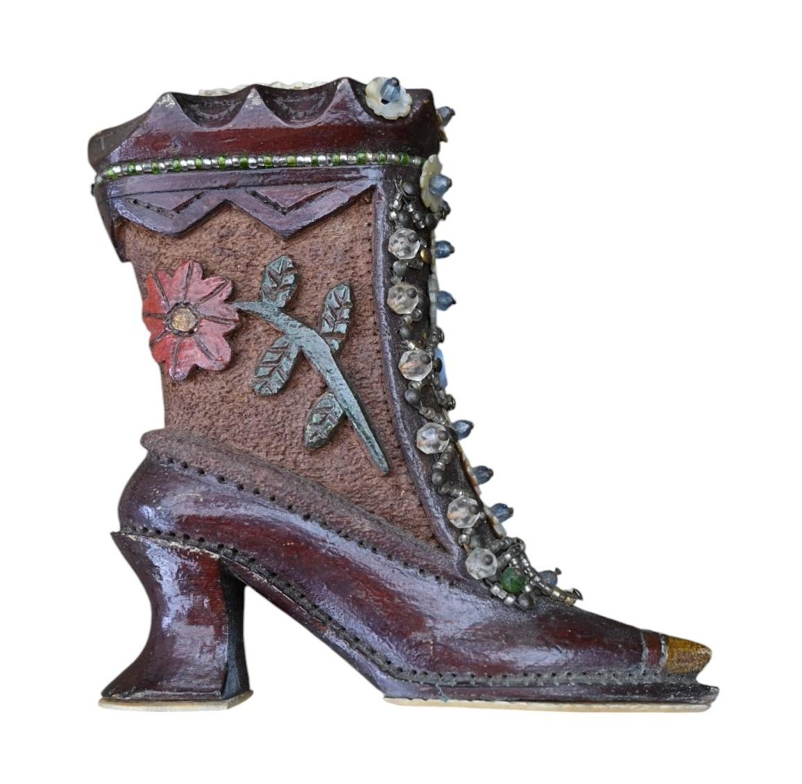 Par De Zapatos De Mujer De Madera Tallada De Arte Popular, ca 1900 siglo XX en venta