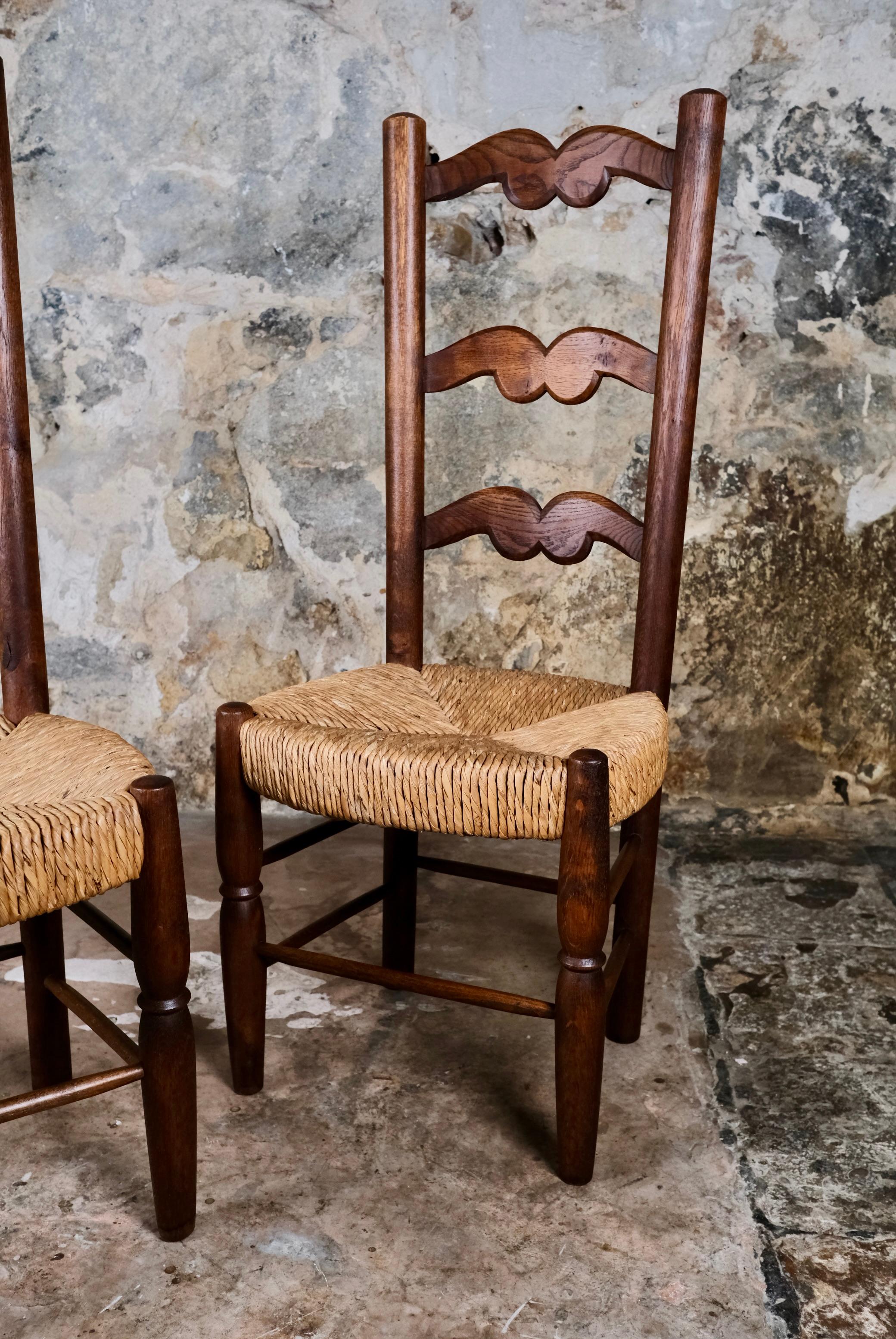 Intagliato a mano Coppia di sedie di arte popolare, Francia, metà del XX secolo in vendita