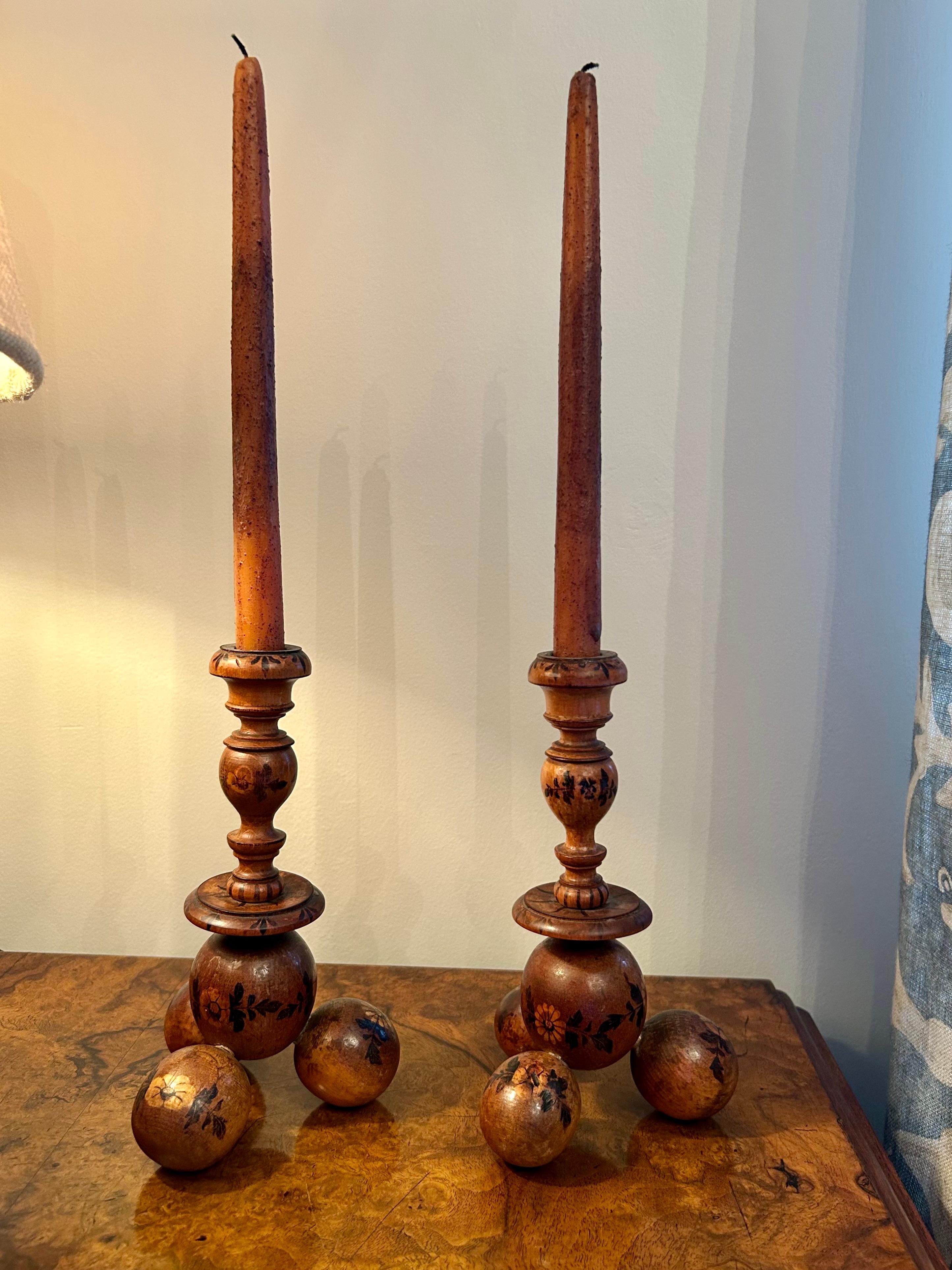 Coppia di candelieri in legno dipinti a mano in stile folkloristico in vendita 2