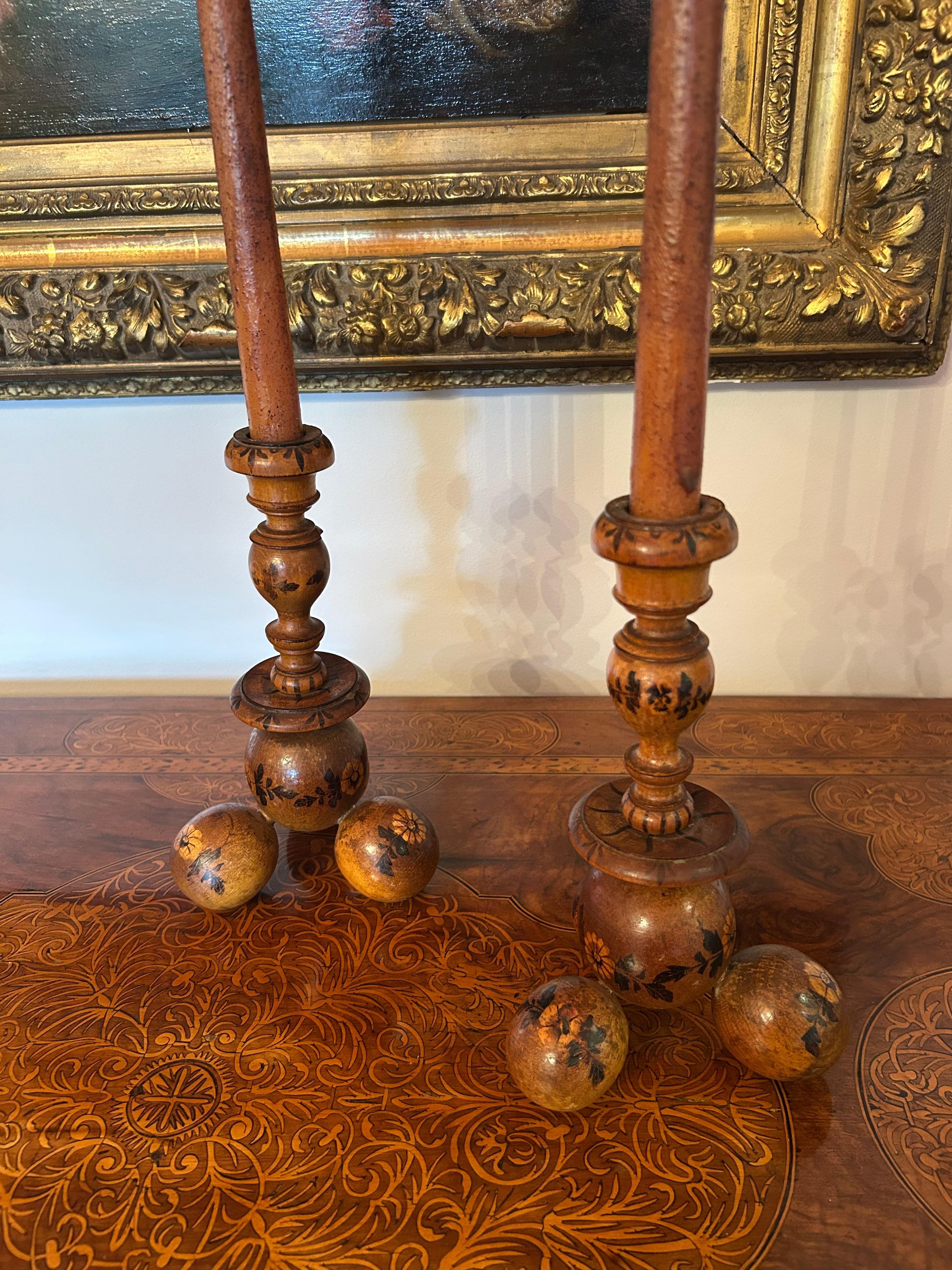 Coppia di candelieri in legno dipinti a mano in stile folkloristico in vendita 3