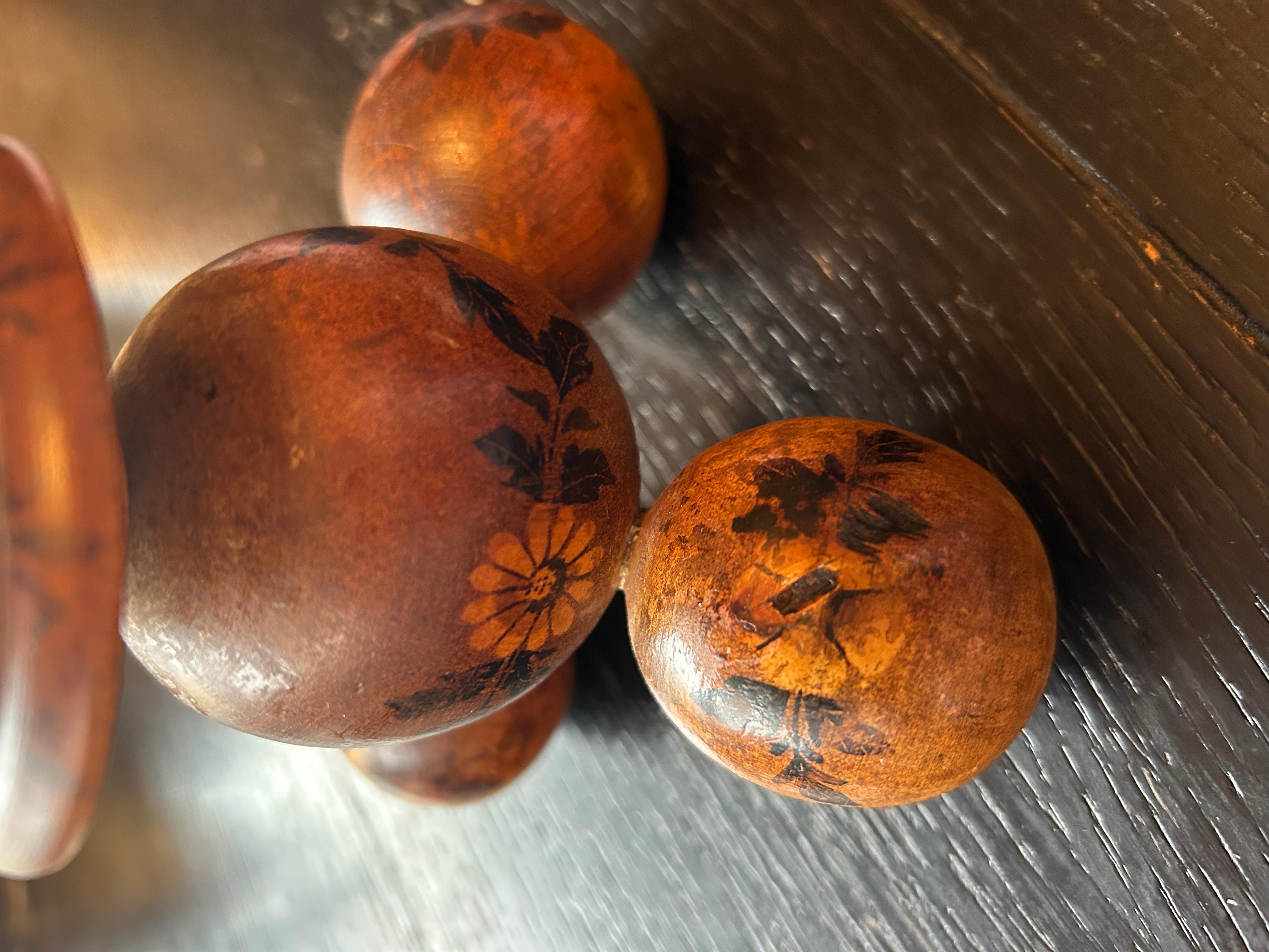 Coppia di candelieri in legno dipinti a mano in stile folkloristico in vendita 4