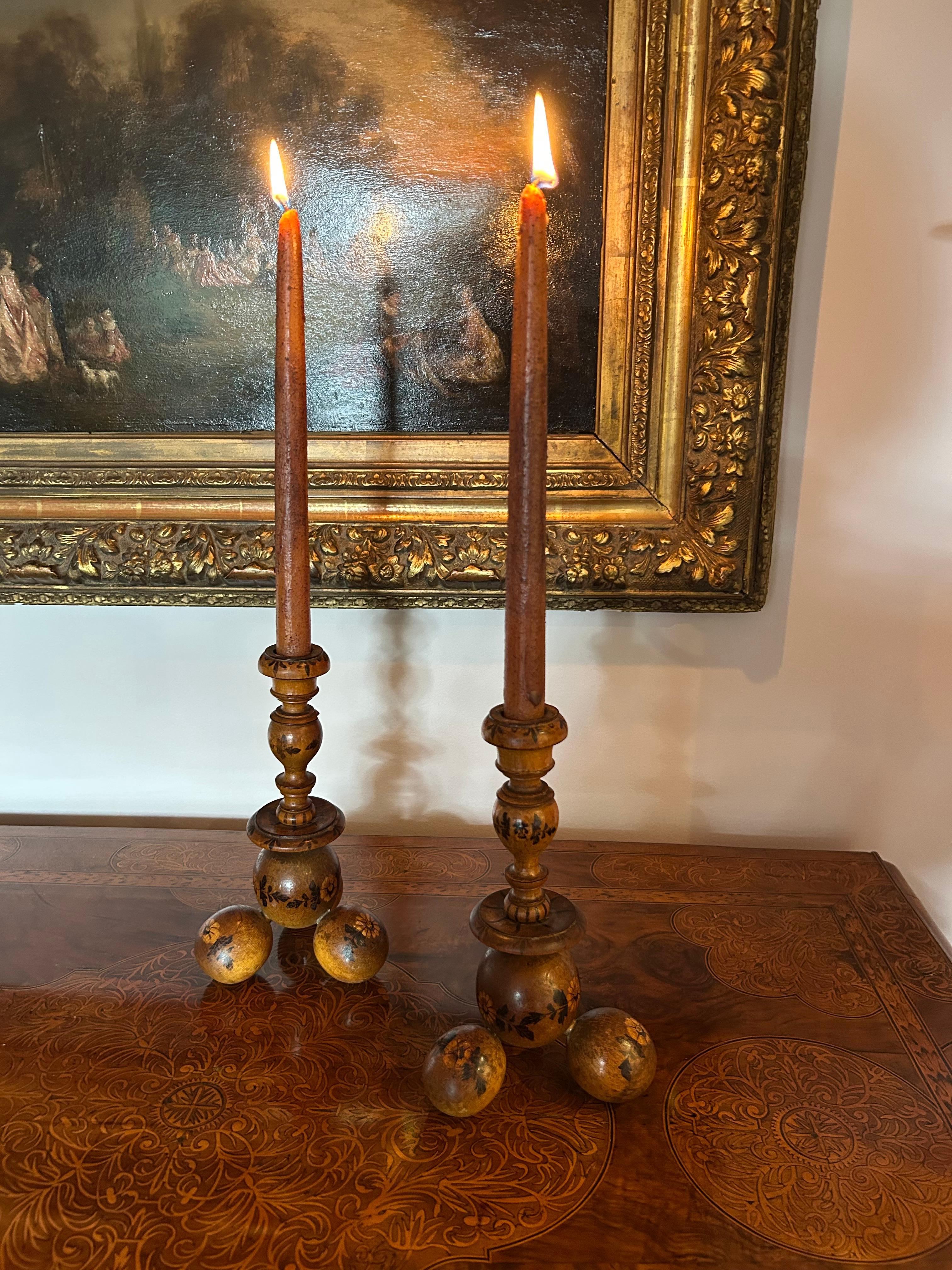 Arte popolare Coppia di candelieri in legno dipinti a mano in stile folkloristico in vendita