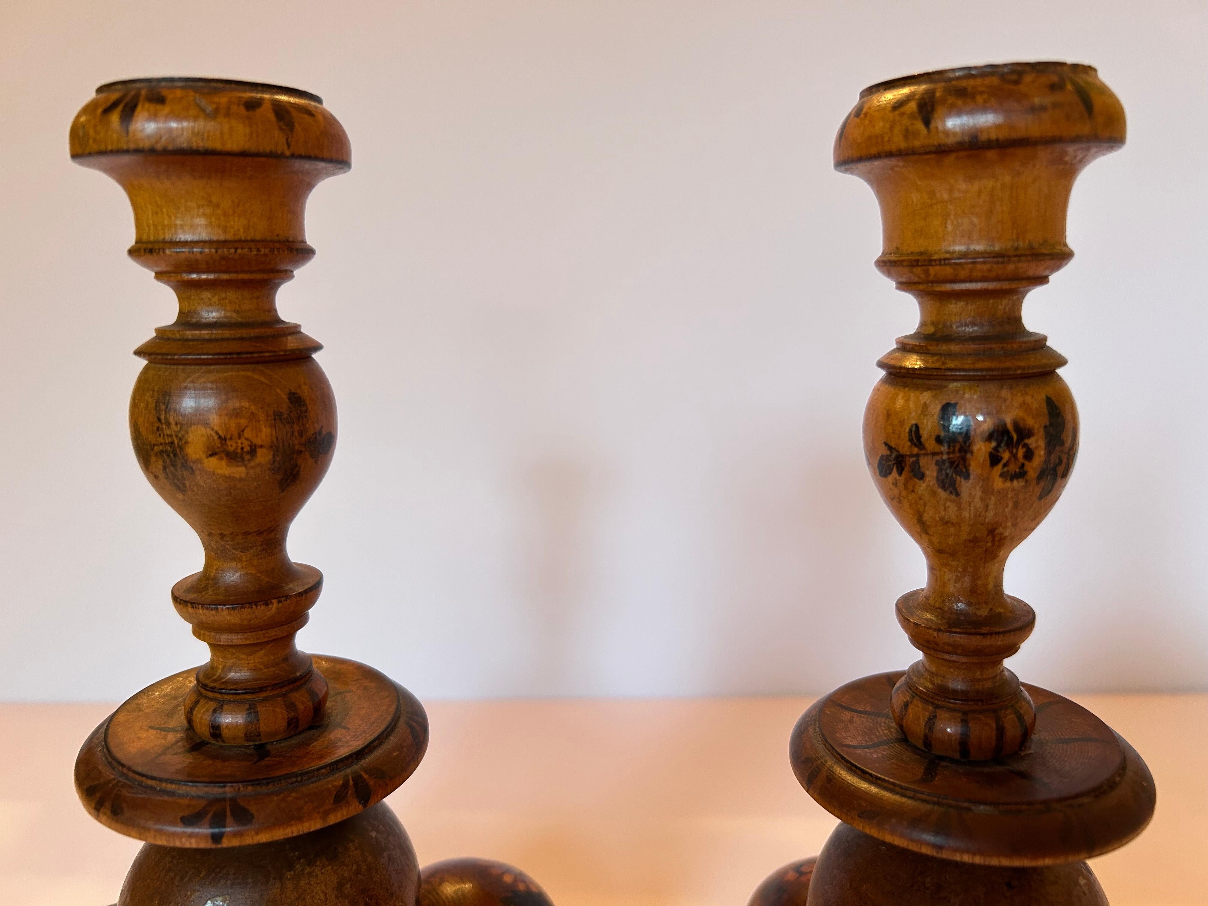 Polacco Coppia di candelieri in legno dipinti a mano in stile folkloristico in vendita