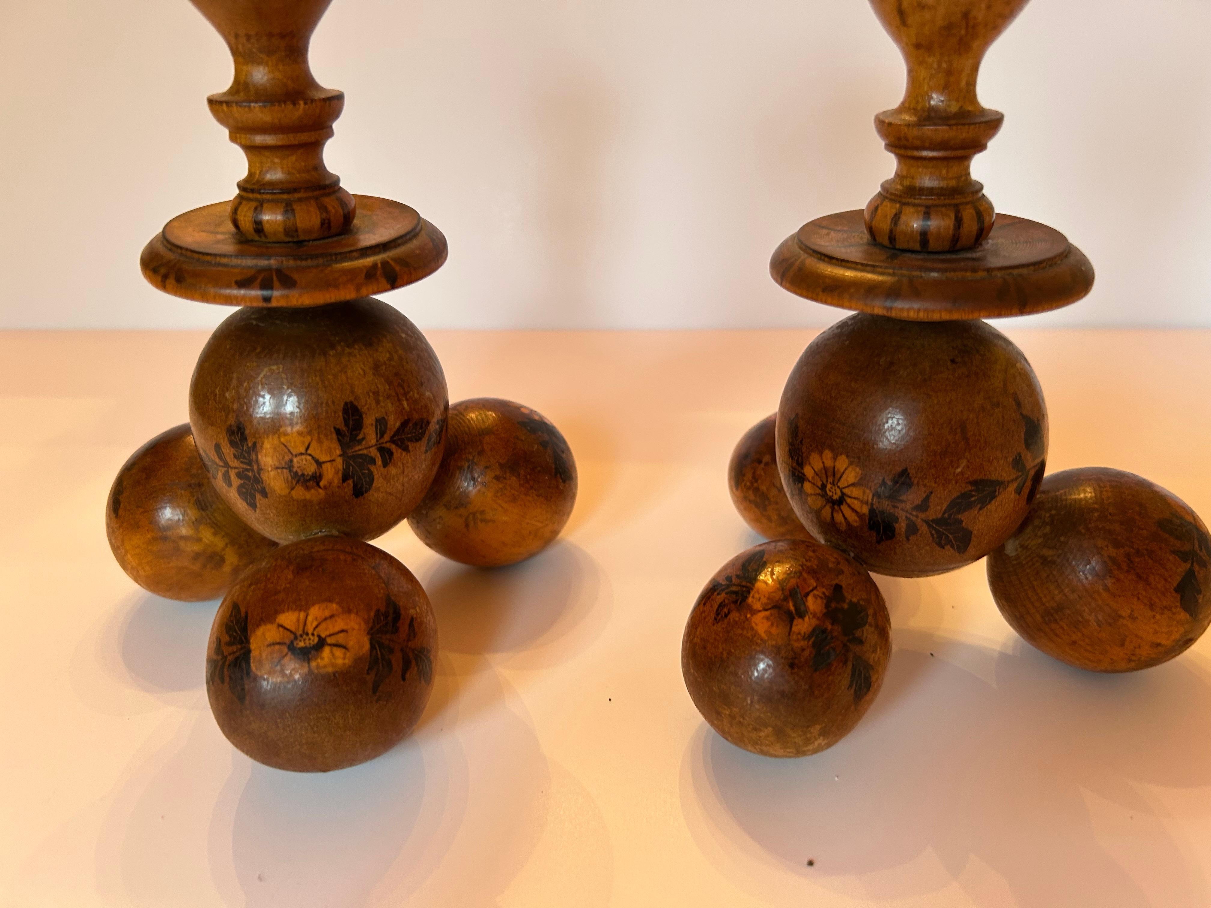 Dipinto a mano Coppia di candelieri in legno dipinti a mano in stile folkloristico in vendita