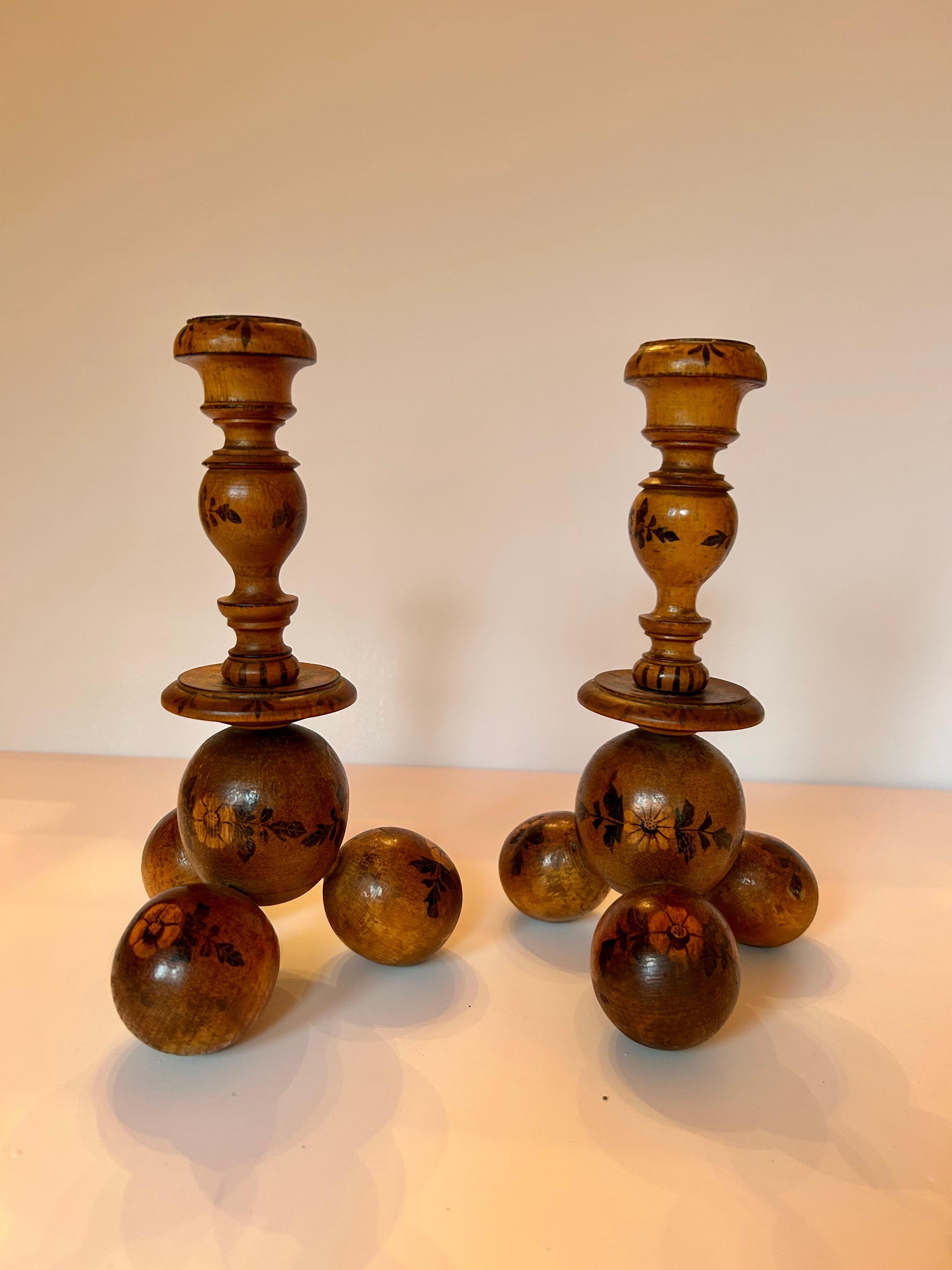 Coppia di candelieri in legno dipinti a mano in stile folkloristico In condizioni buone in vendita a Toronto, CA