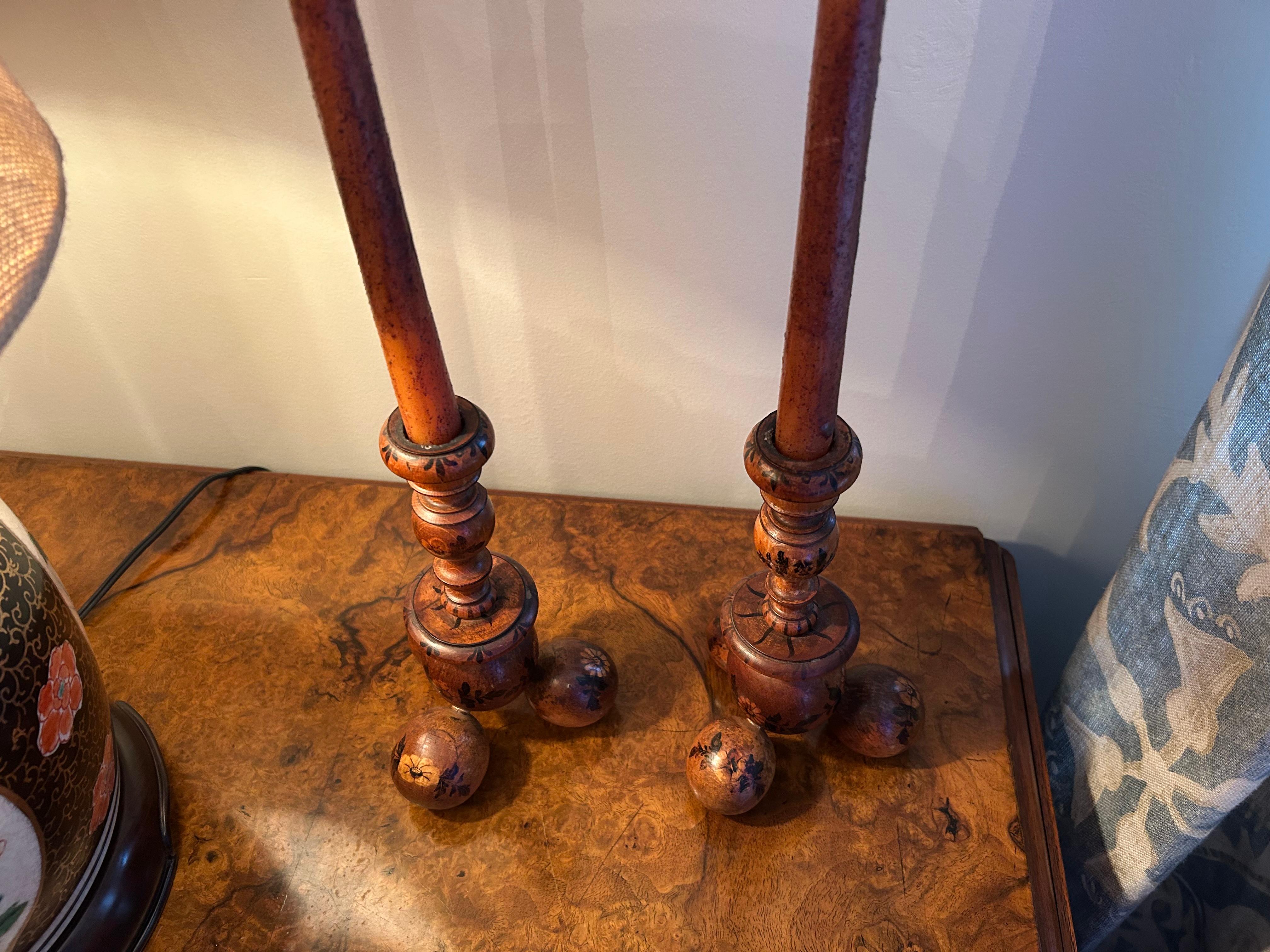 XX secolo Coppia di candelieri in legno dipinti a mano in stile folkloristico in vendita