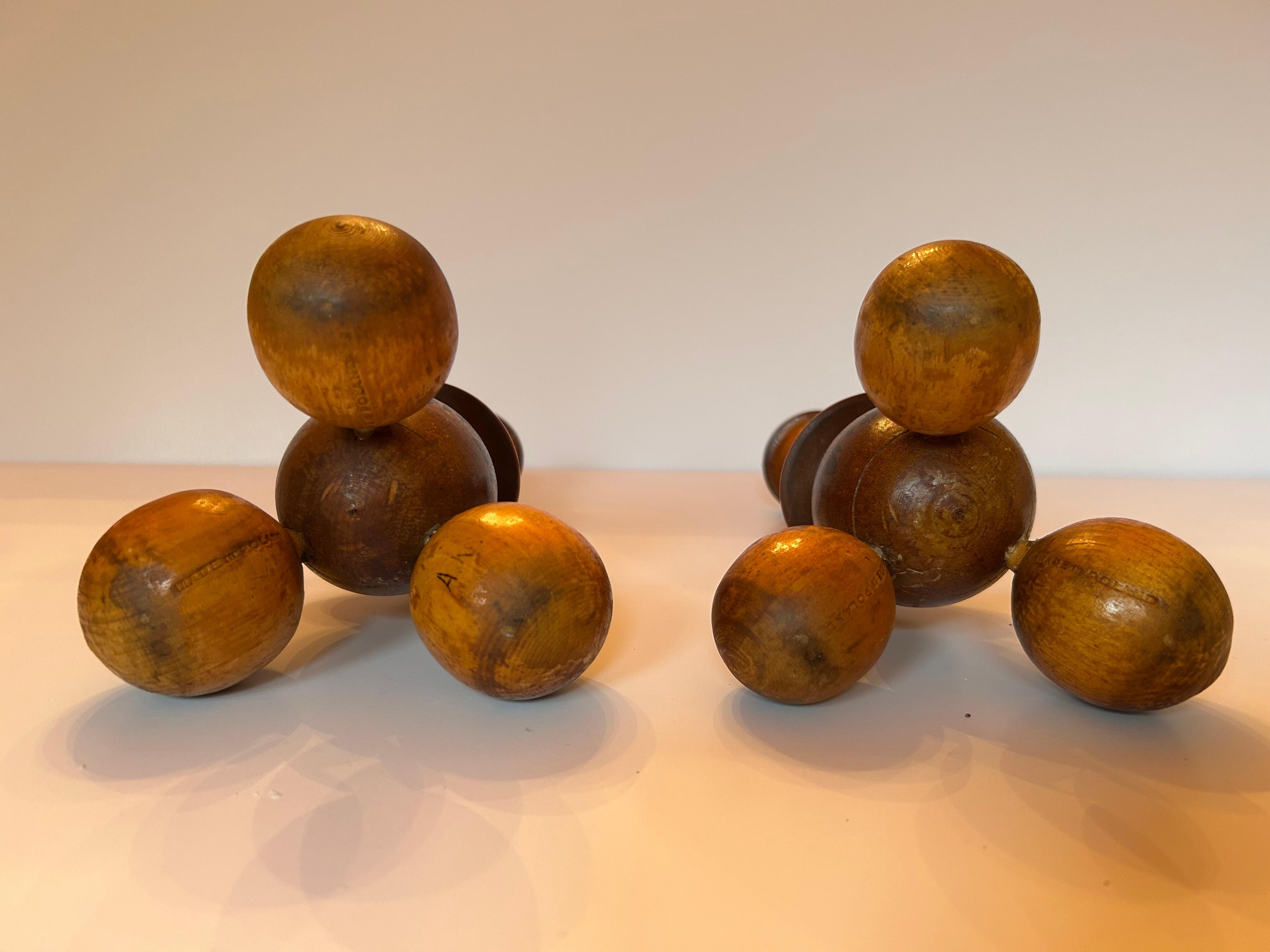 Legno Coppia di candelieri in legno dipinti a mano in stile folkloristico in vendita