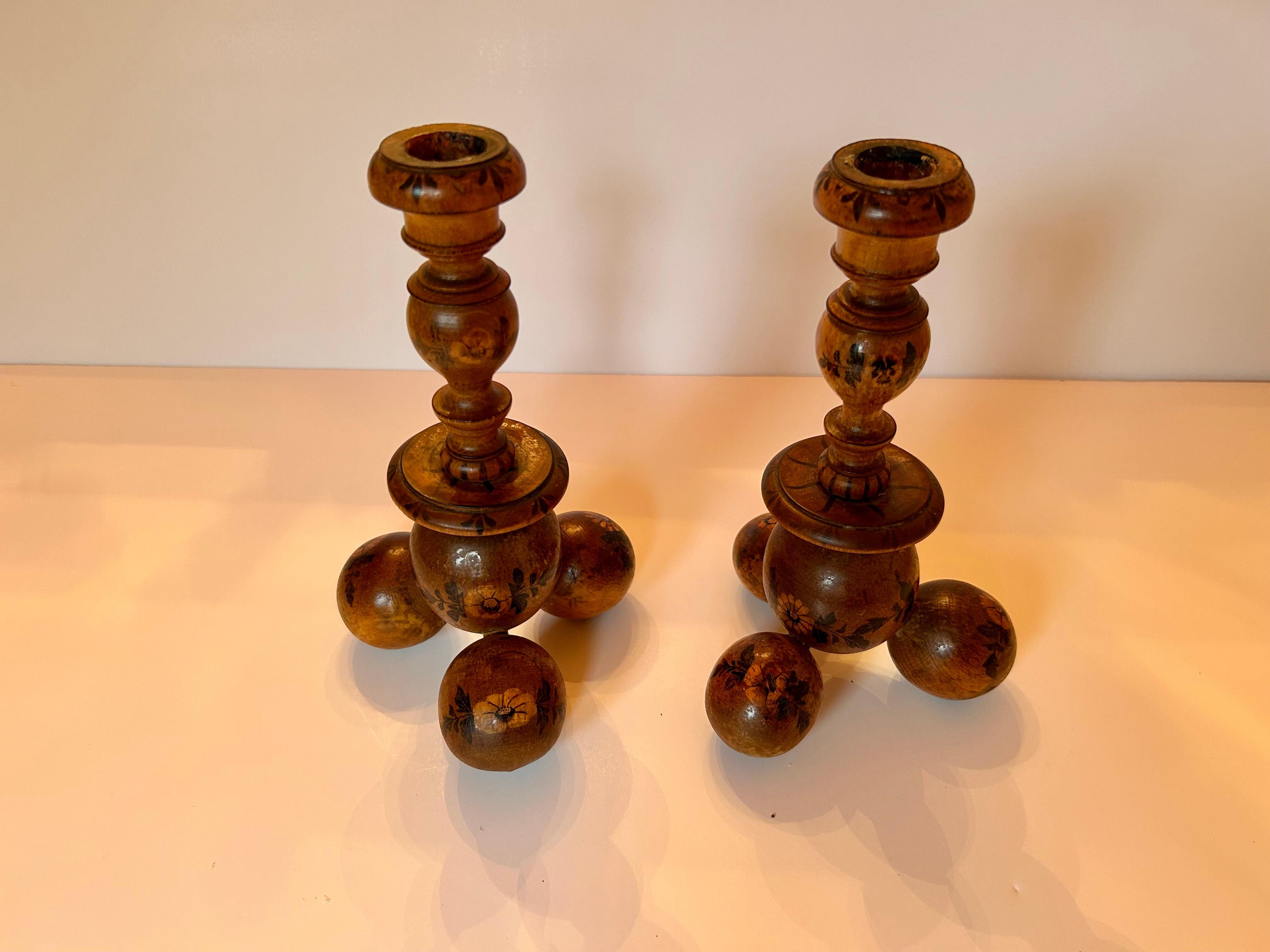 Coppia di candelieri in legno dipinti a mano in stile folkloristico in vendita 1