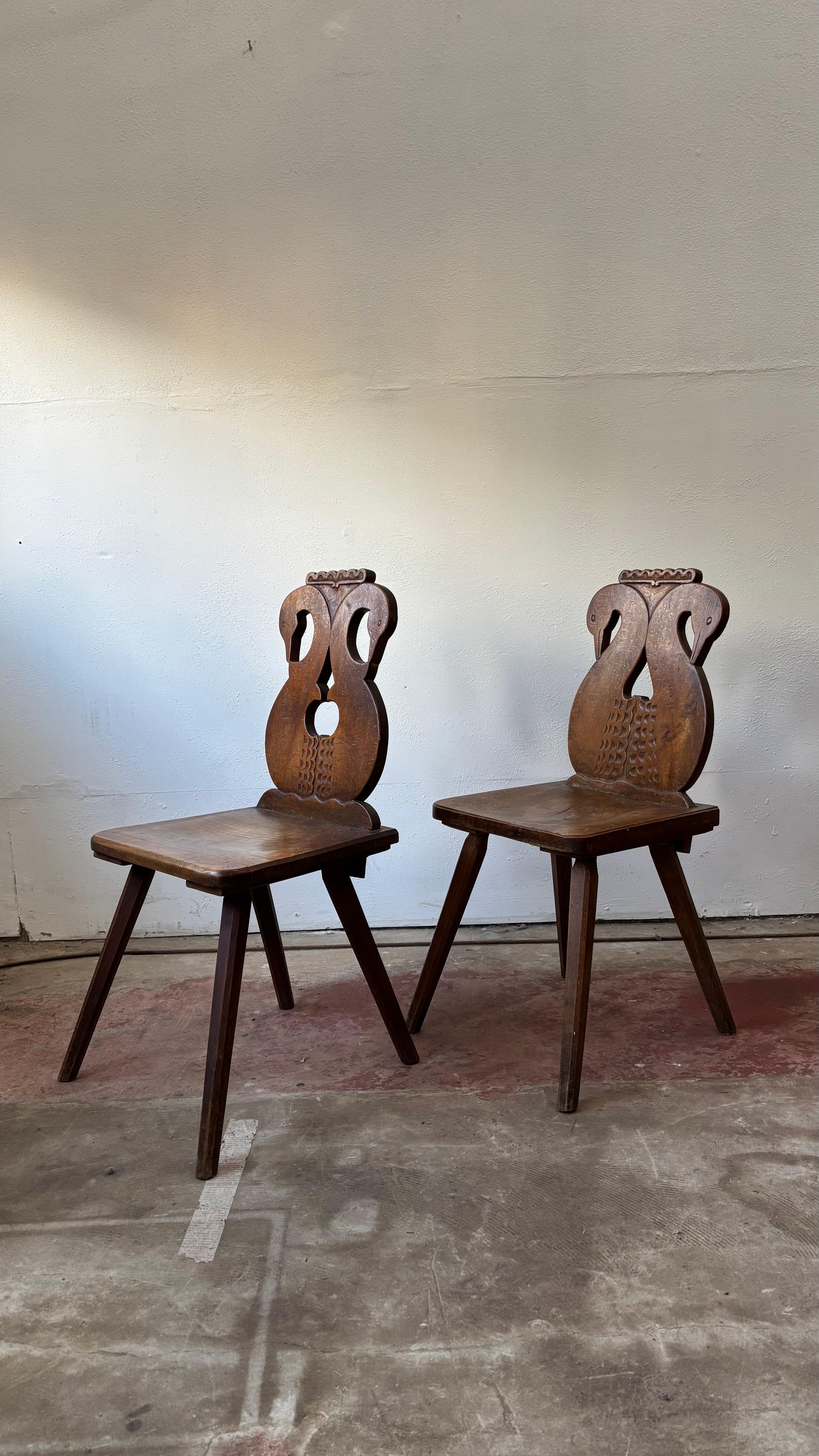 Europeo Coppia di poltrone folkloristiche, Swiss Alp, ESCABELLE in vendita