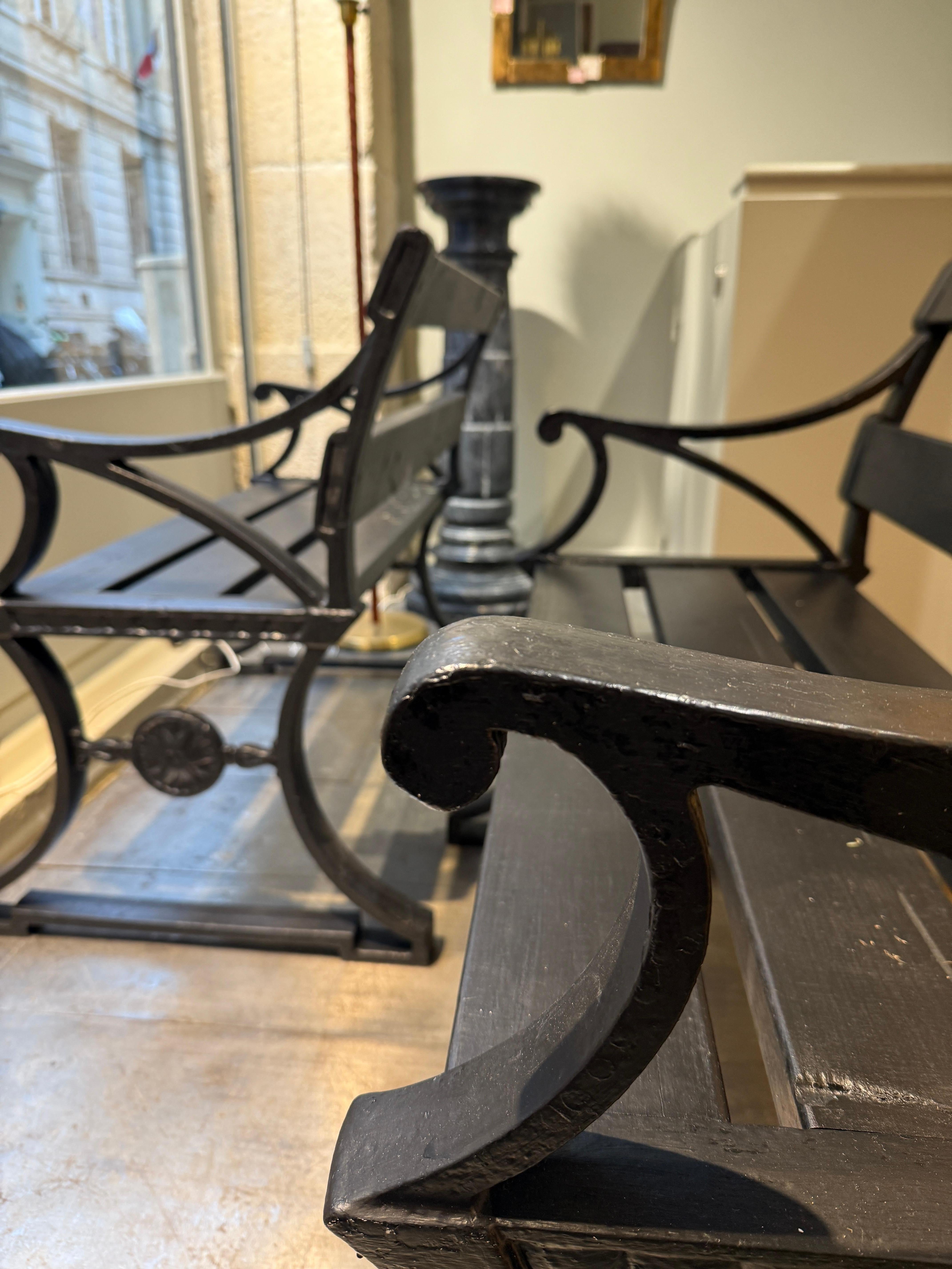 Rara coppia di panche Folke Bensow Svezia circa 1920
Seduta e schienale in ghisa e legno nuovo verniciato 
Timbrato 