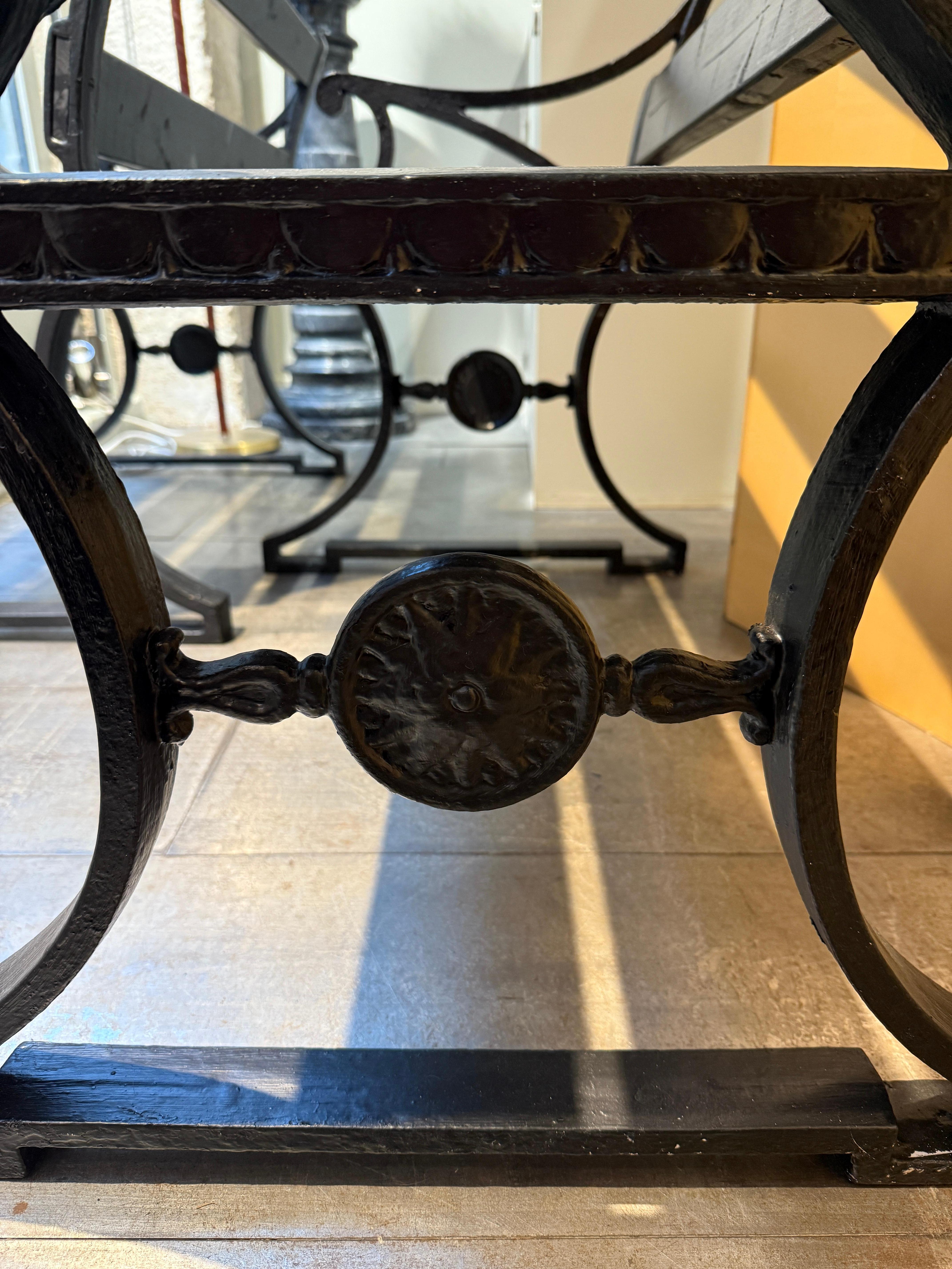 Inizio XX secolo Coppia di panche in ghisa Folke Bensow Svezia 1920 in vendita