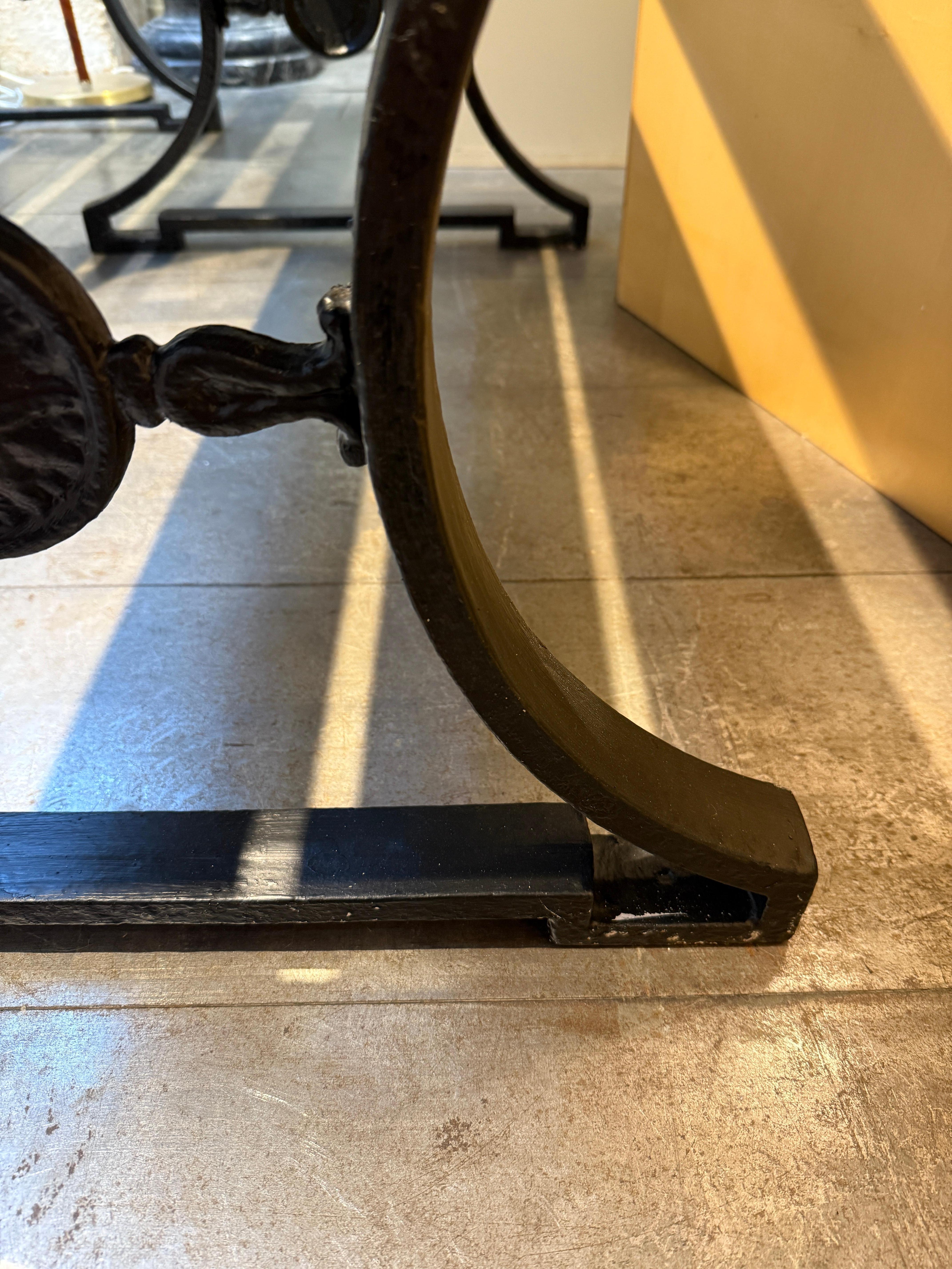 Ferro battuto Coppia di panche in ghisa Folke Bensow Svezia 1920 in vendita