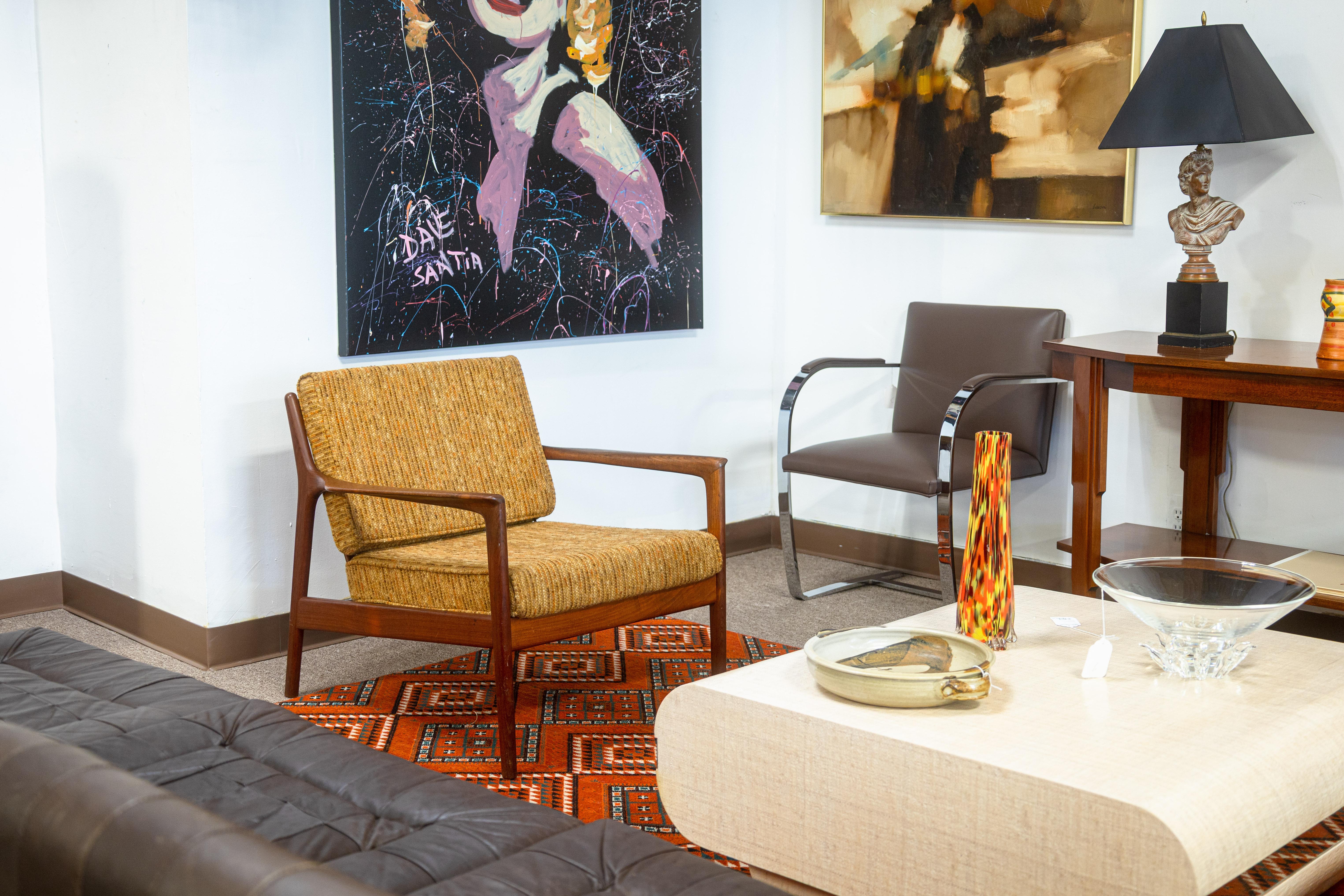 Paire de chaises USA 75 par Folke Ohlssen pour Dux. Il s'agit d'un très bel exemple de chaise USA 75, en très bon état, récemment remis à neuf. Chaque chaise présente un design et un style très classiques du milieu du siècle dernier. Ils sont