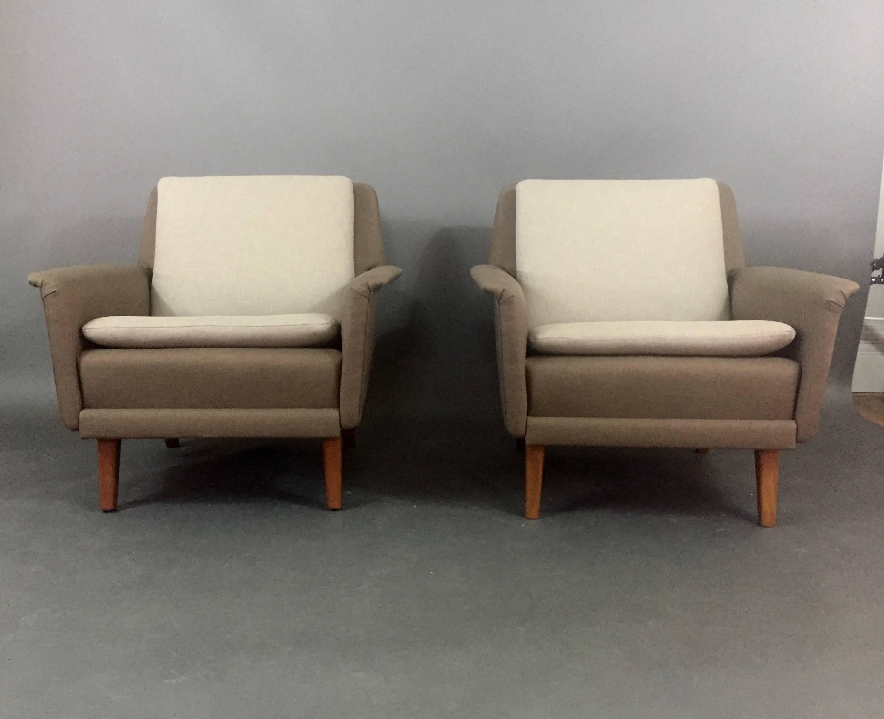Pair of early 1960s lounge chairs by Folke Ohlsson of Swedish origin and creator of the American company DUX in 1953 to bring Scandinavian design to the US. This pair manufactured by Fritz Hanson, Denmark. The chairs have flared arms and two loose