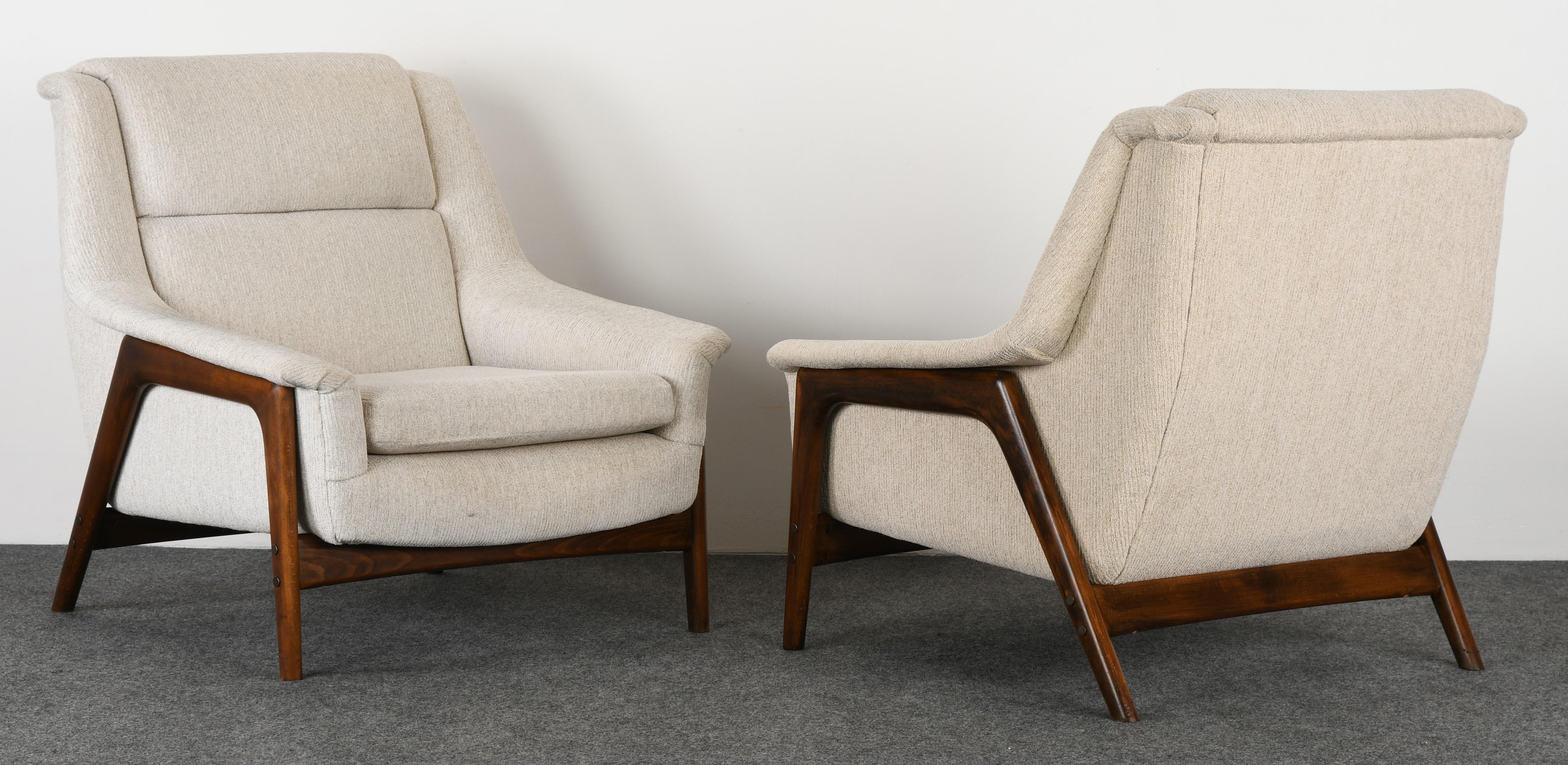 A pair of modernist lounge chairs designed by Folke Ohlsson for DUX. The chairs have a sleek modern beech wood sculptural frame. The chairs are structurally sound, however, some spots to the fabric. New upholstery is necessary. 

Dimensions: 33.5