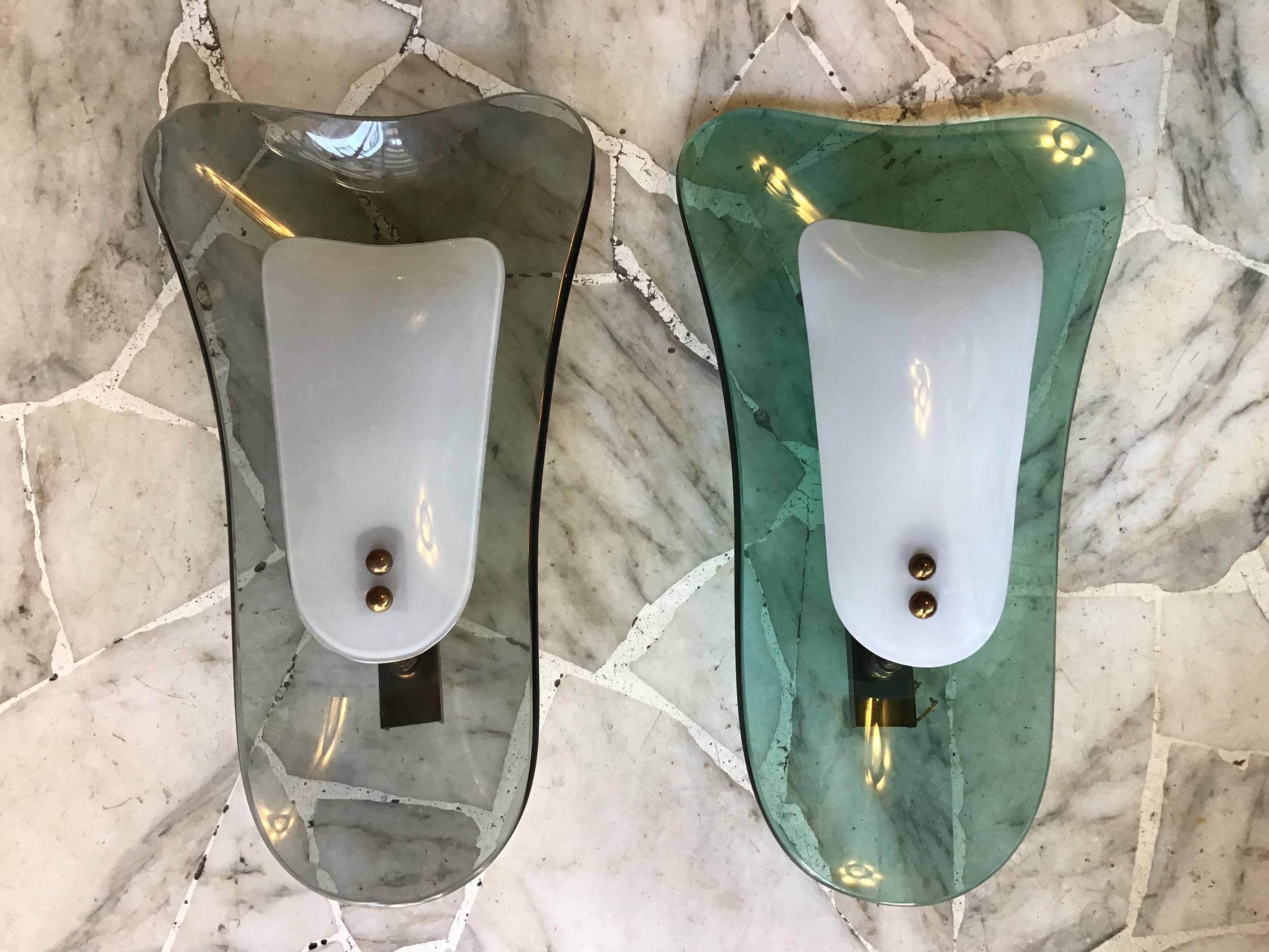 Paar italienische Fontana Arte-Wandleuchter in Smaragdgrün und Grau aus Glas, 1960 im Zustand „Hervorragend“ im Angebot in Milano, IT