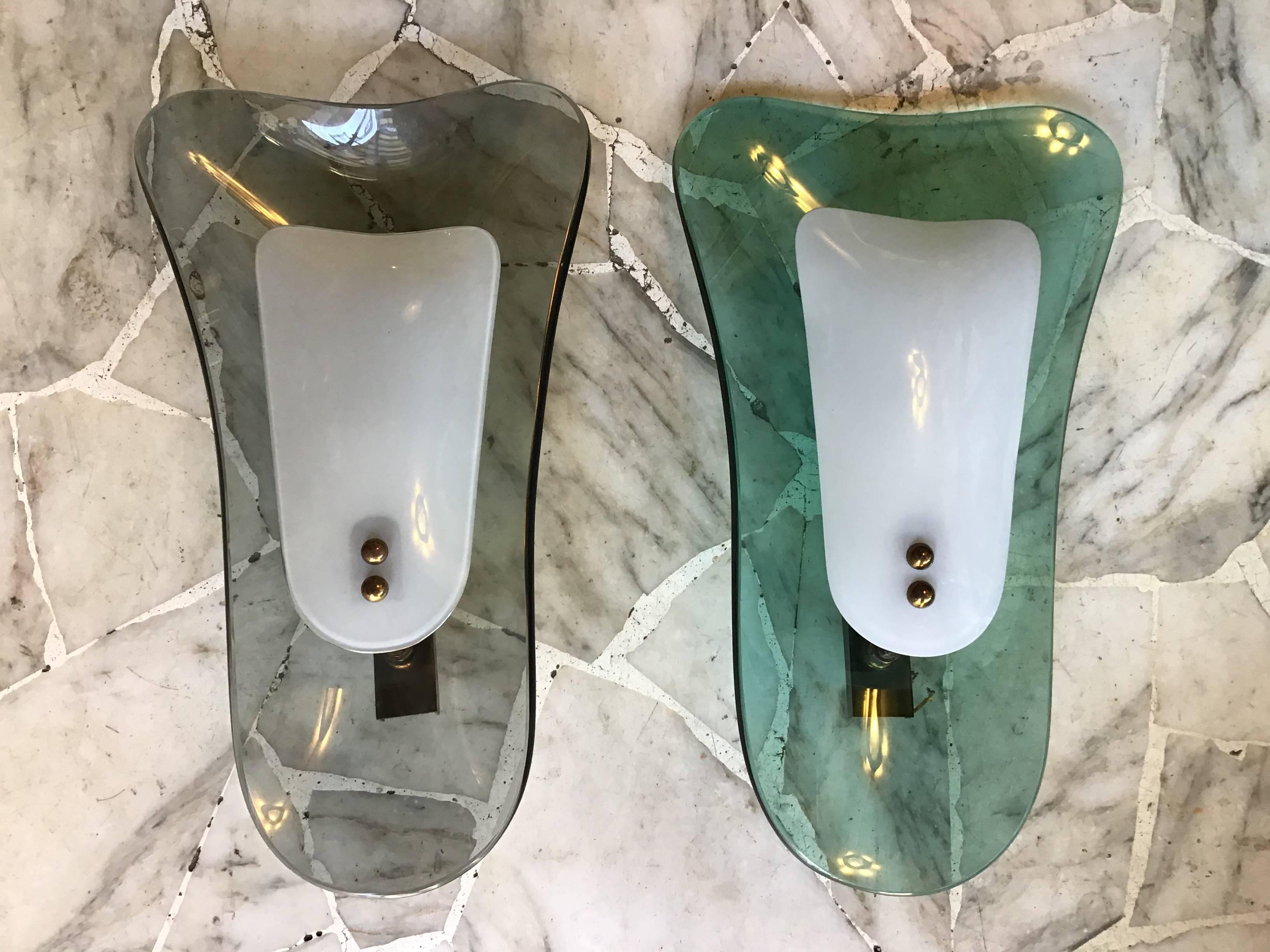 Paar italienische Fontana Arte-Wandleuchter in Smaragdgrün und Grau aus Glas, 1960 (Mitte des 20. Jahrhunderts) im Angebot