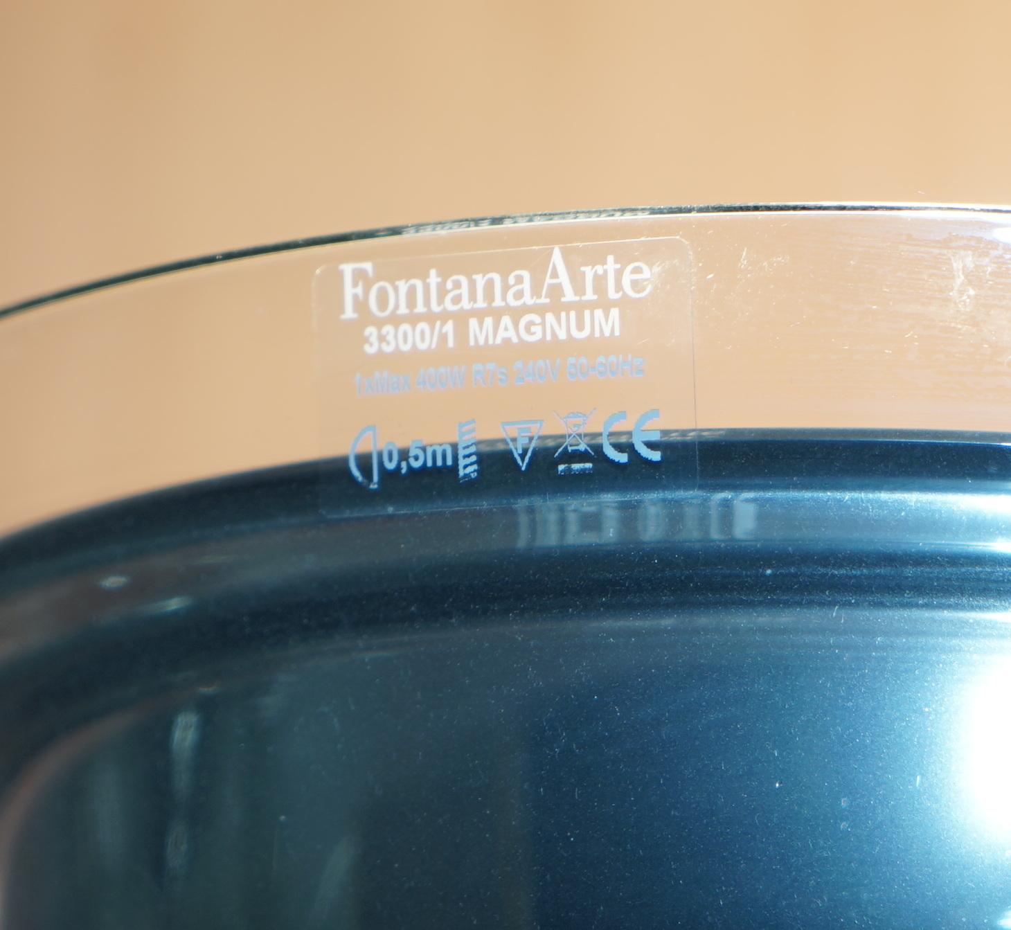 20ième siècle Paire de lampes de sol Fontana Arte Flute Magnum en verre et chrome en vente