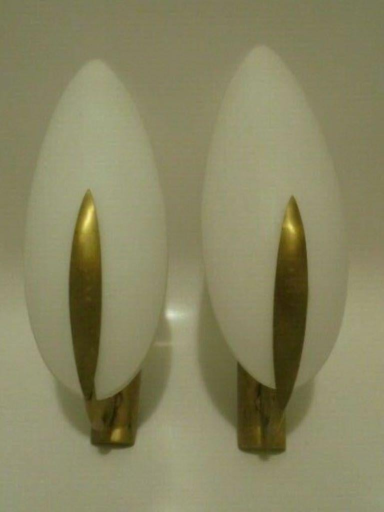 Pair of Max Ingrand White Glass Brass Wall Sconces for Fontana Arte Italy, 1950s In Good Condition For Sale In Frankfurt am Main, DE