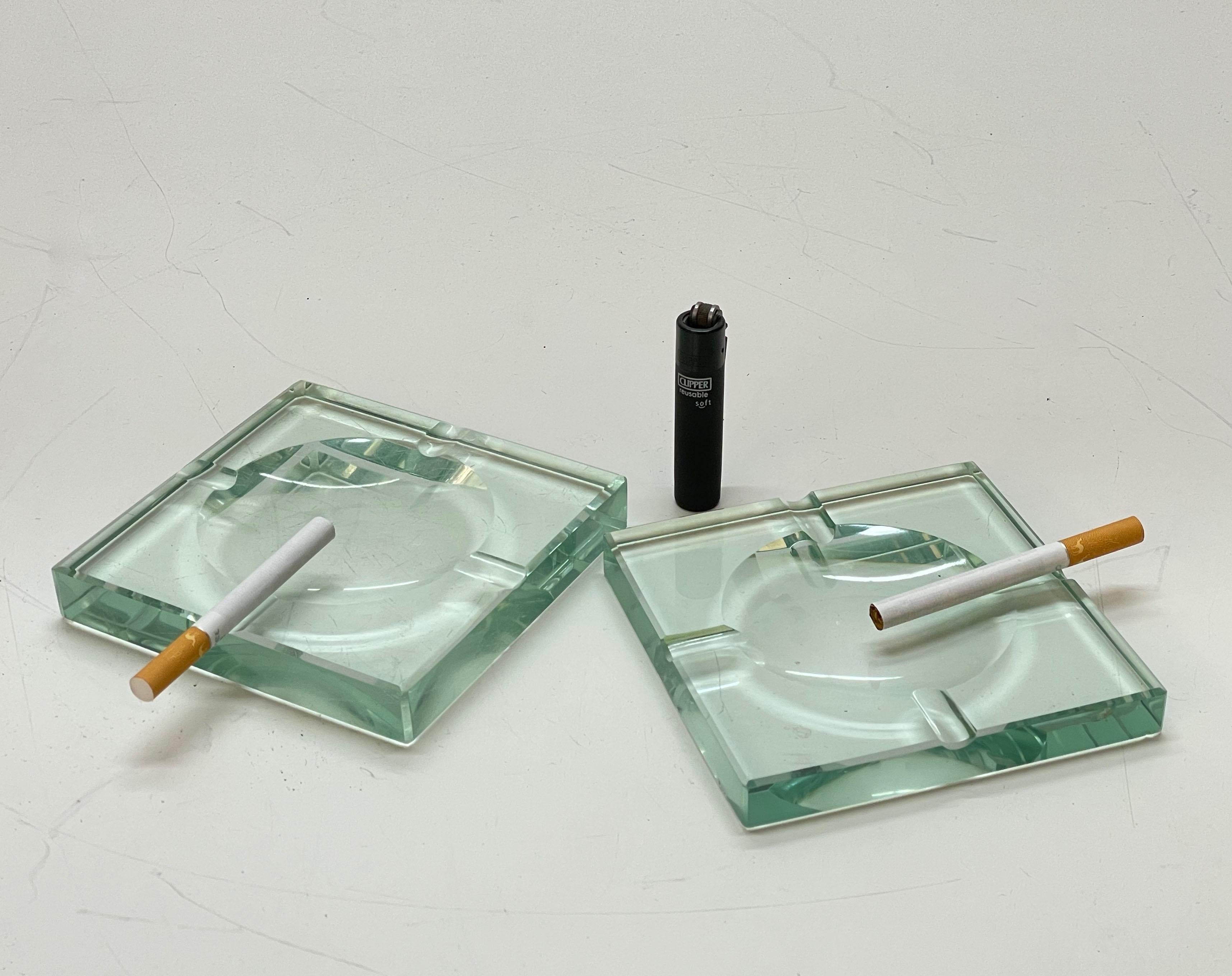 Pareja de ceniceros italianos cuadrados de cristal verde Fontana Arte de mediados de siglo en venta 3