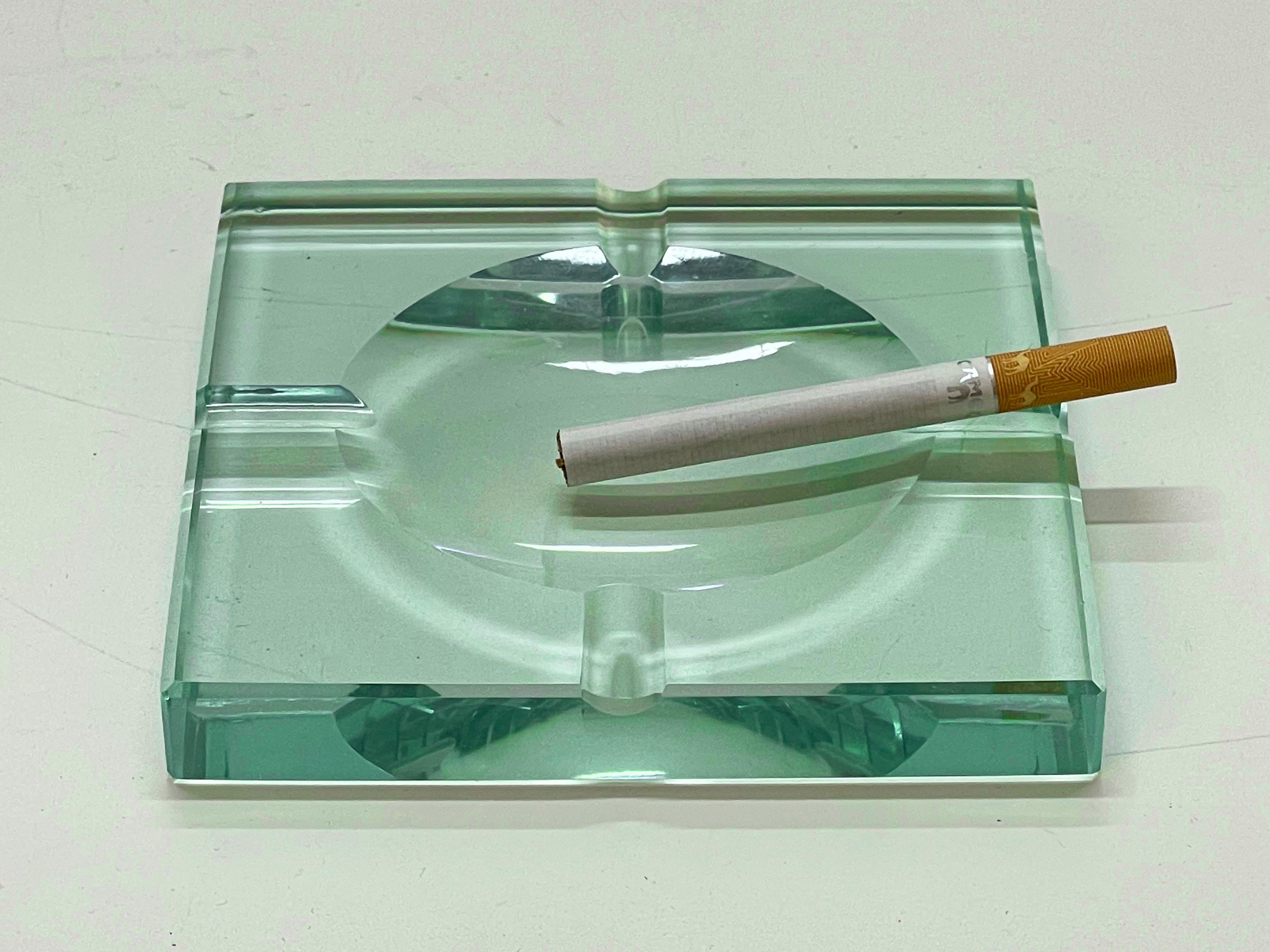 Pareja de ceniceros italianos cuadrados de cristal verde Fontana Arte de mediados de siglo en venta 6