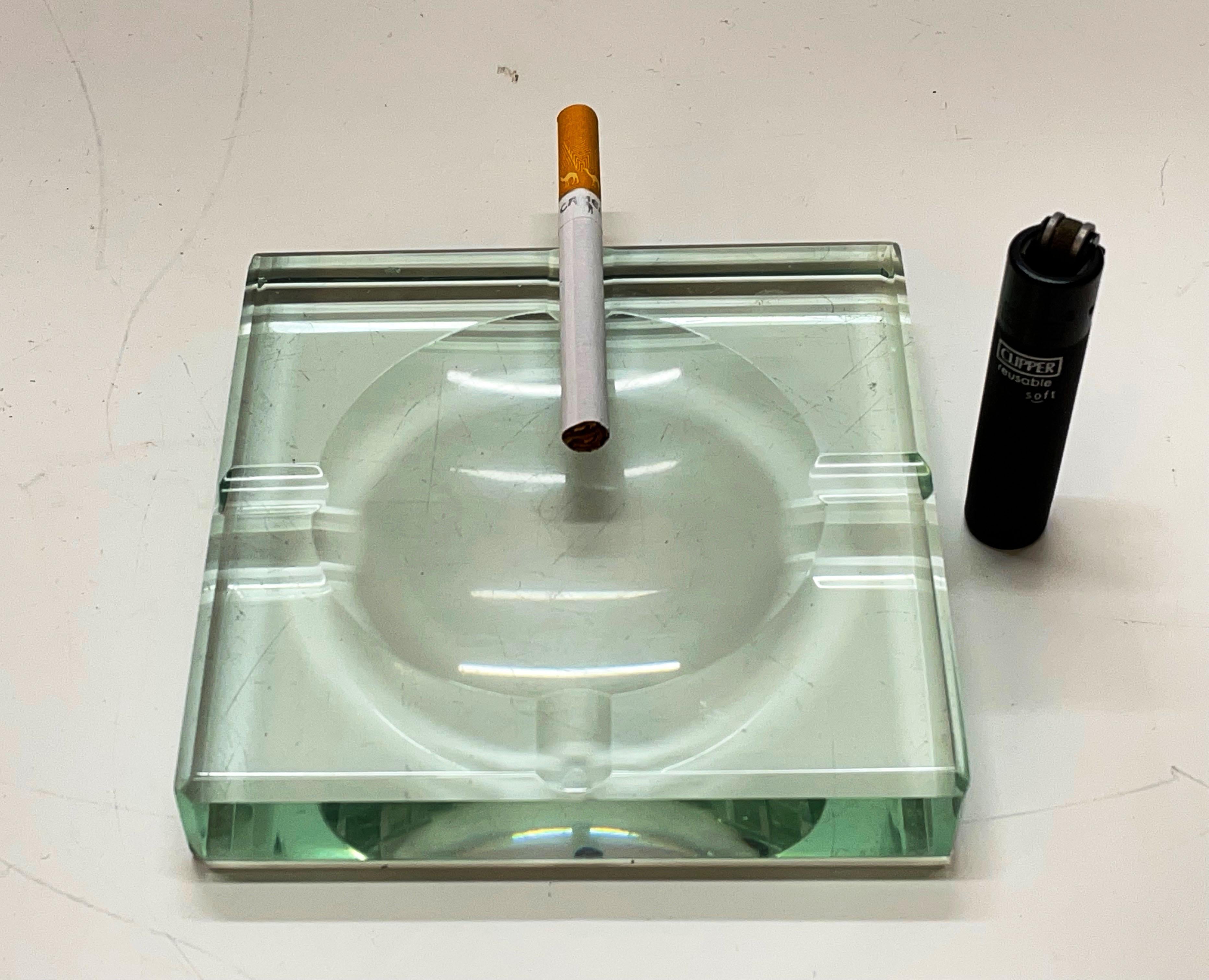 Pareja de ceniceros italianos cuadrados de cristal verde Fontana Arte de mediados de siglo en venta 8