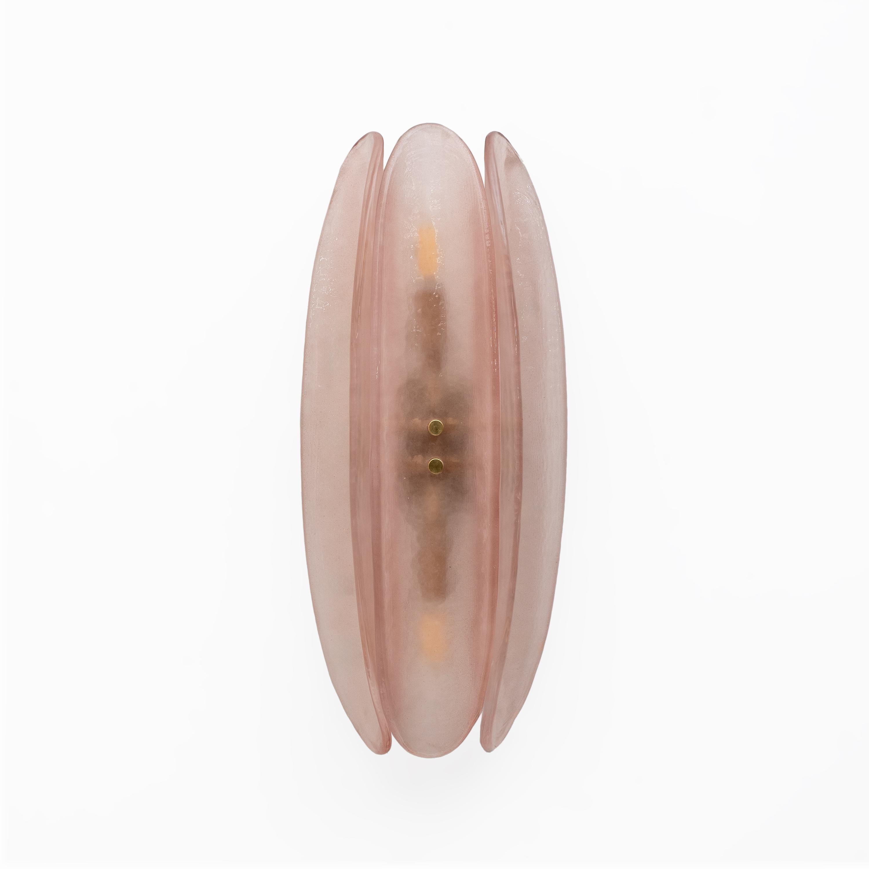 Cette applique est composée de trois éléments organiques, courbés, en forme de feuille, en verre de Murano satiné, dans le style de Fontana Arte. Les parties allongées et concaves embrassent la structure en laiton dans une forme semi-circulaire,