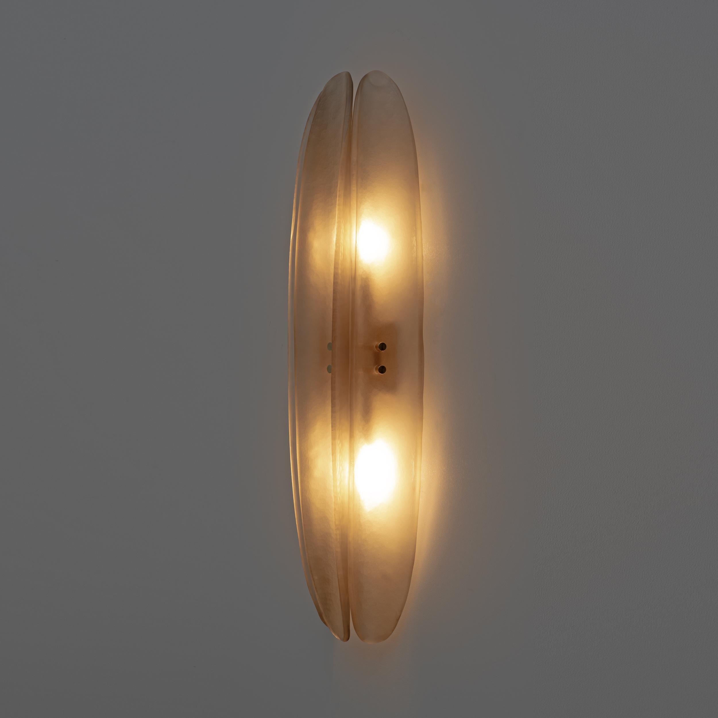 Ein Paar Fontana Arte Stil Mitte des Jahrhunderts Moderne Rauch Murano Glas Wandleuchten (Metall) im Angebot