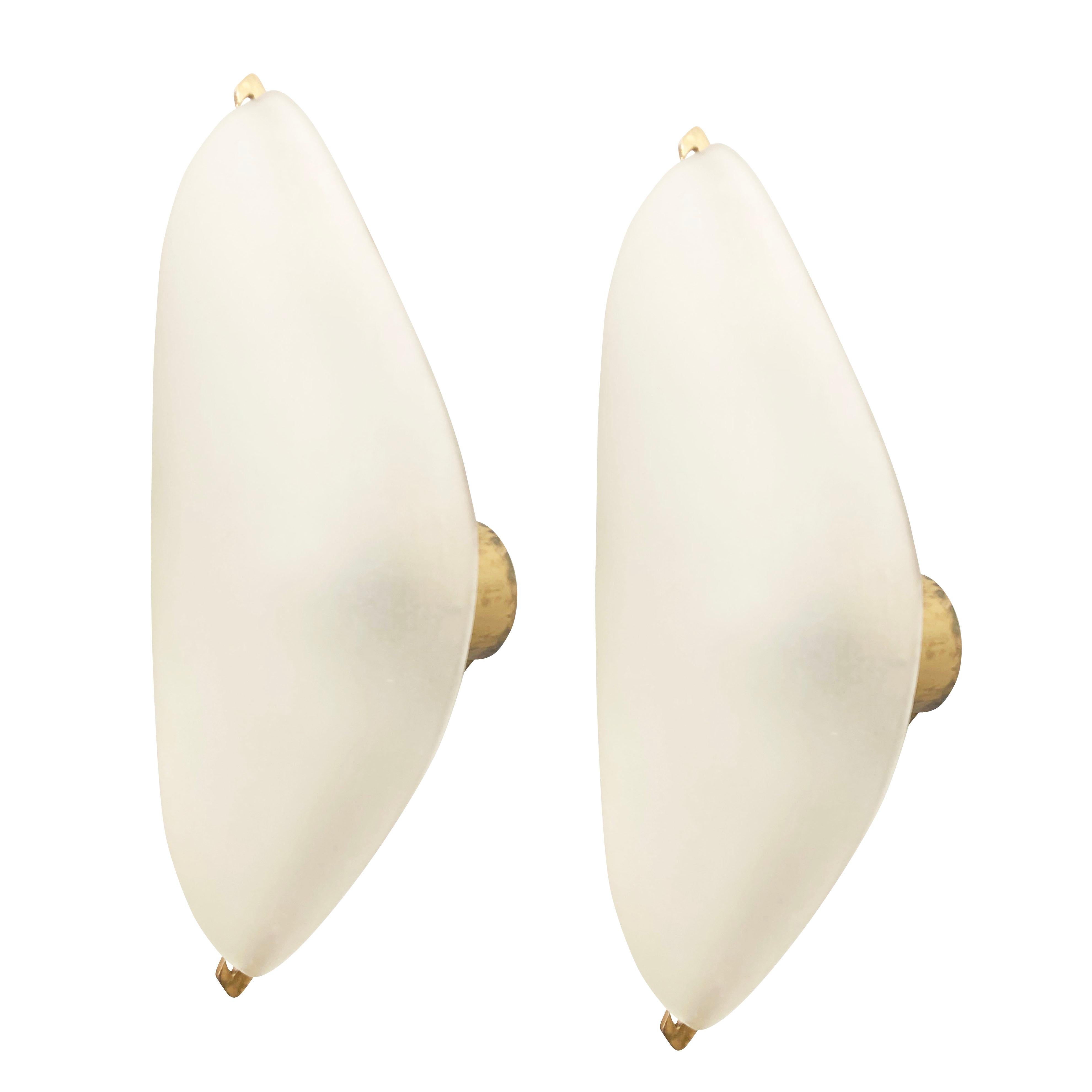 Pair of rare Fontana Arte wall lights model 2024 designed by Max Ingrand in the late 1950s. Each features a frosted glass shade on a brass frame. Minimalistic and elegant design. Each holds one Edison socket.

Condition: Excellent vintage