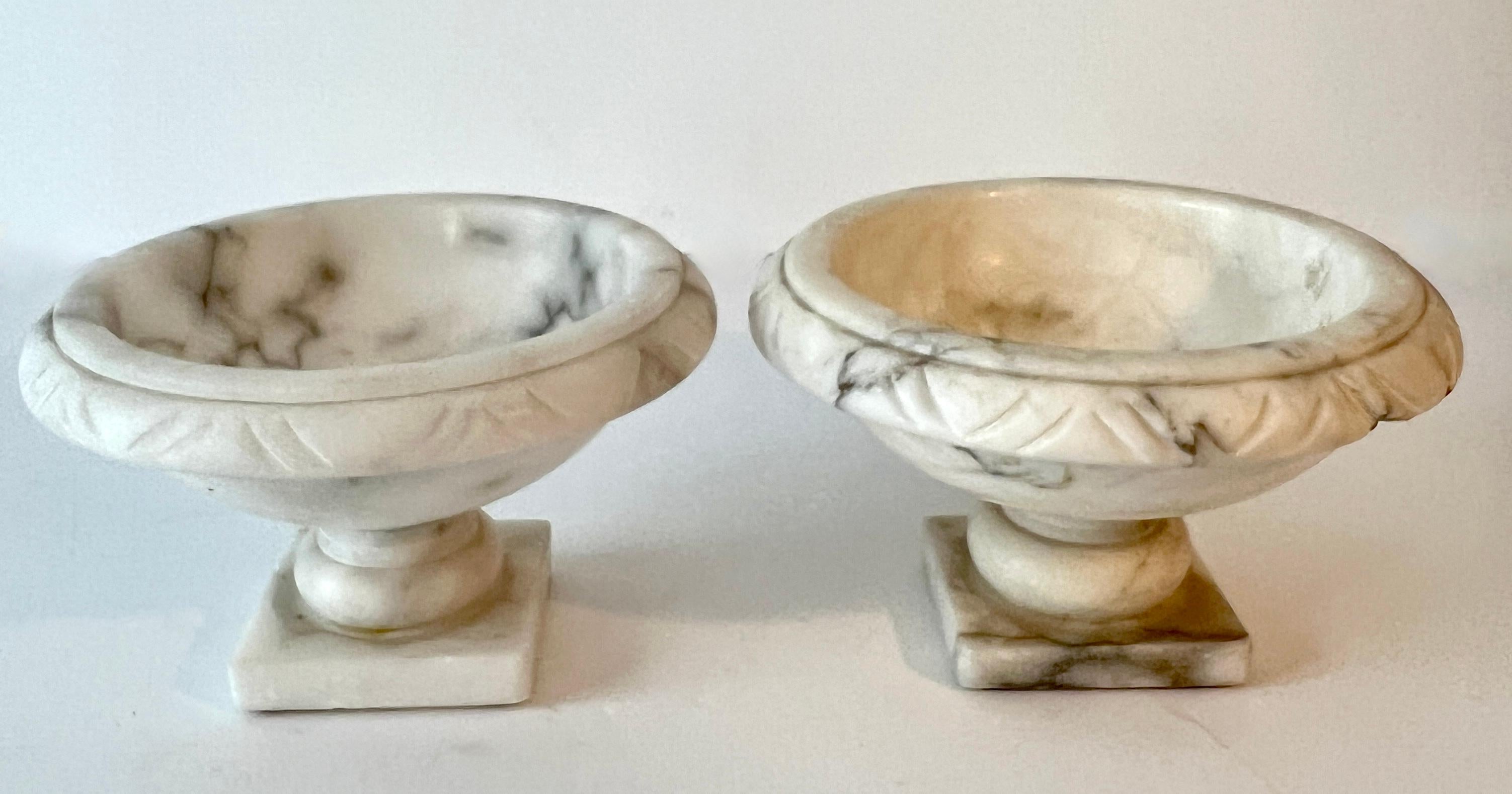 Pair of Footed Marble Bowls In Good Condition For Sale In Los Angeles, CA