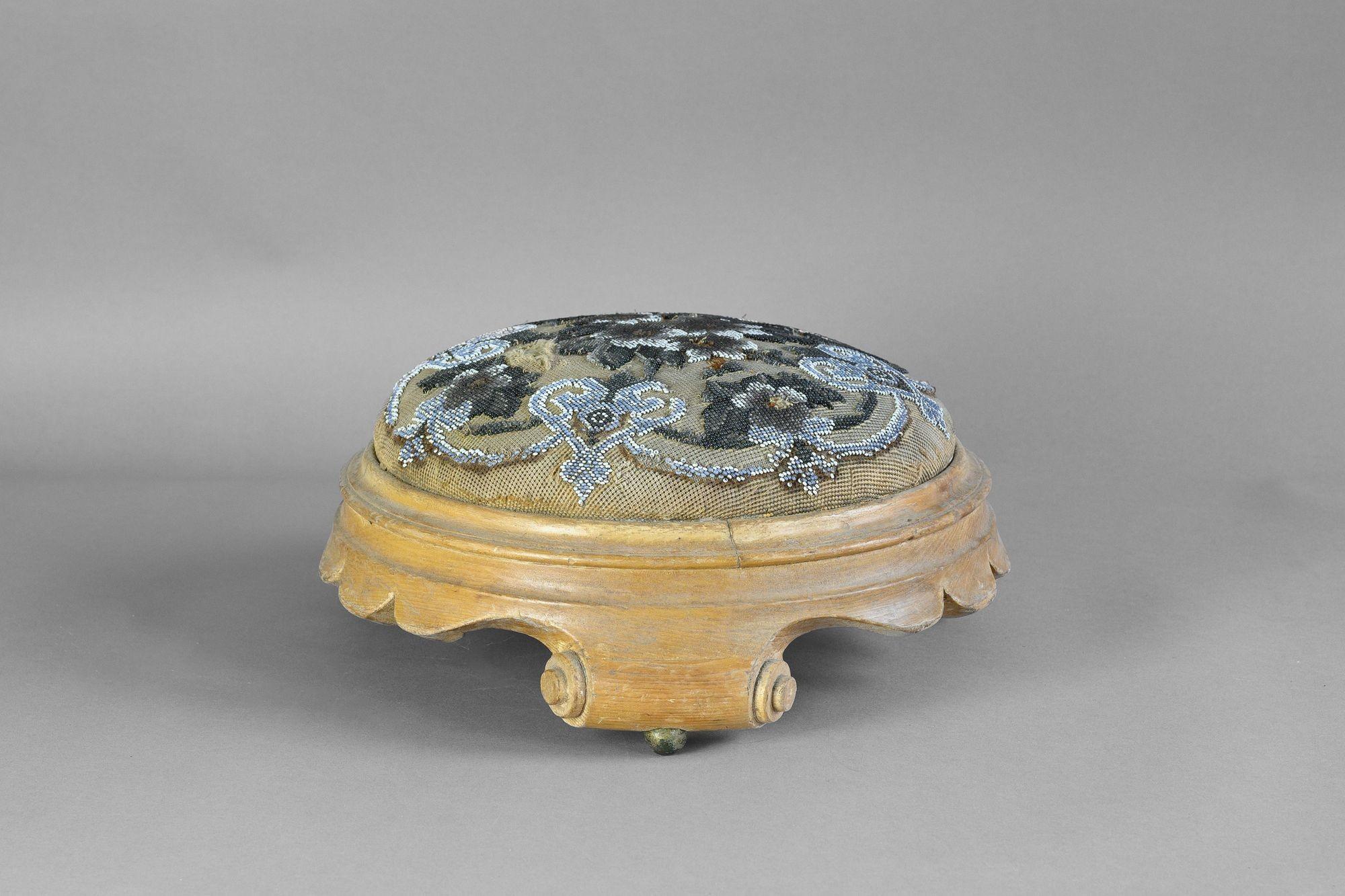 Ein Paar Fußschemel aus Kiefernholz mit Perlenstickerei-Bezügen. CIRCA 1850
H 16cm x B 36cm x T 36cm