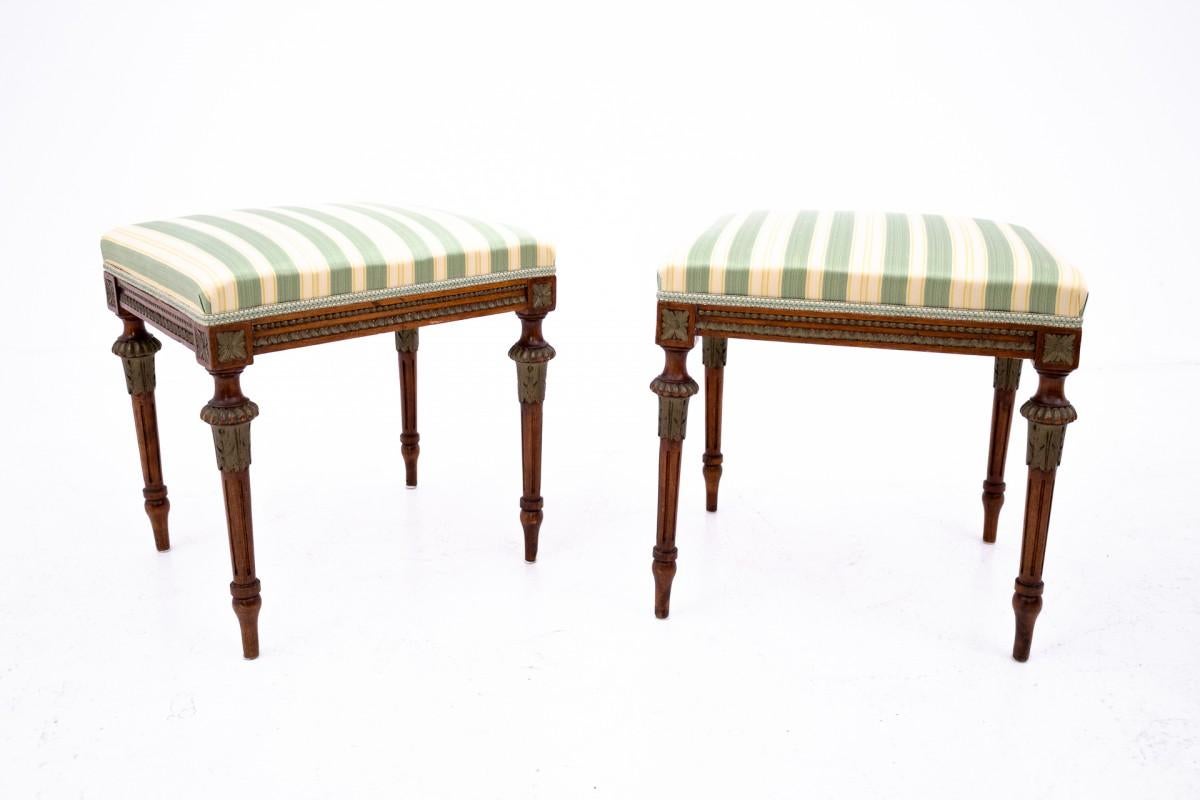 Pair of footstools/seats, Sweden, circa 1910.

Very good condition. The upholstery is in original condition.

Wood: walnut

dimensions: height 46 cm width 46 cm depth 38 cm