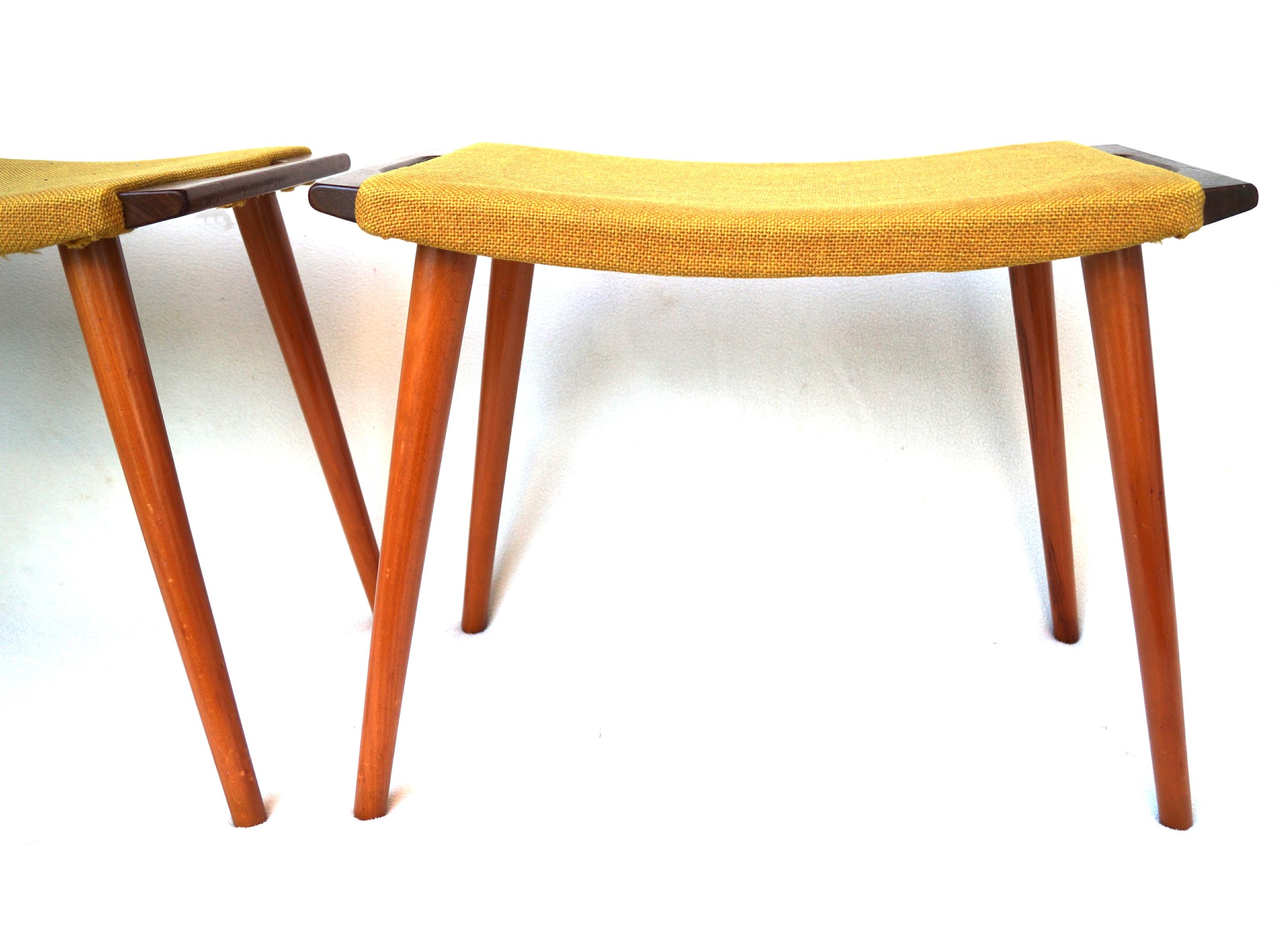 Pareja de reposapiés / otomanas de estilo Mid Century Modern  Hans Wegner  .