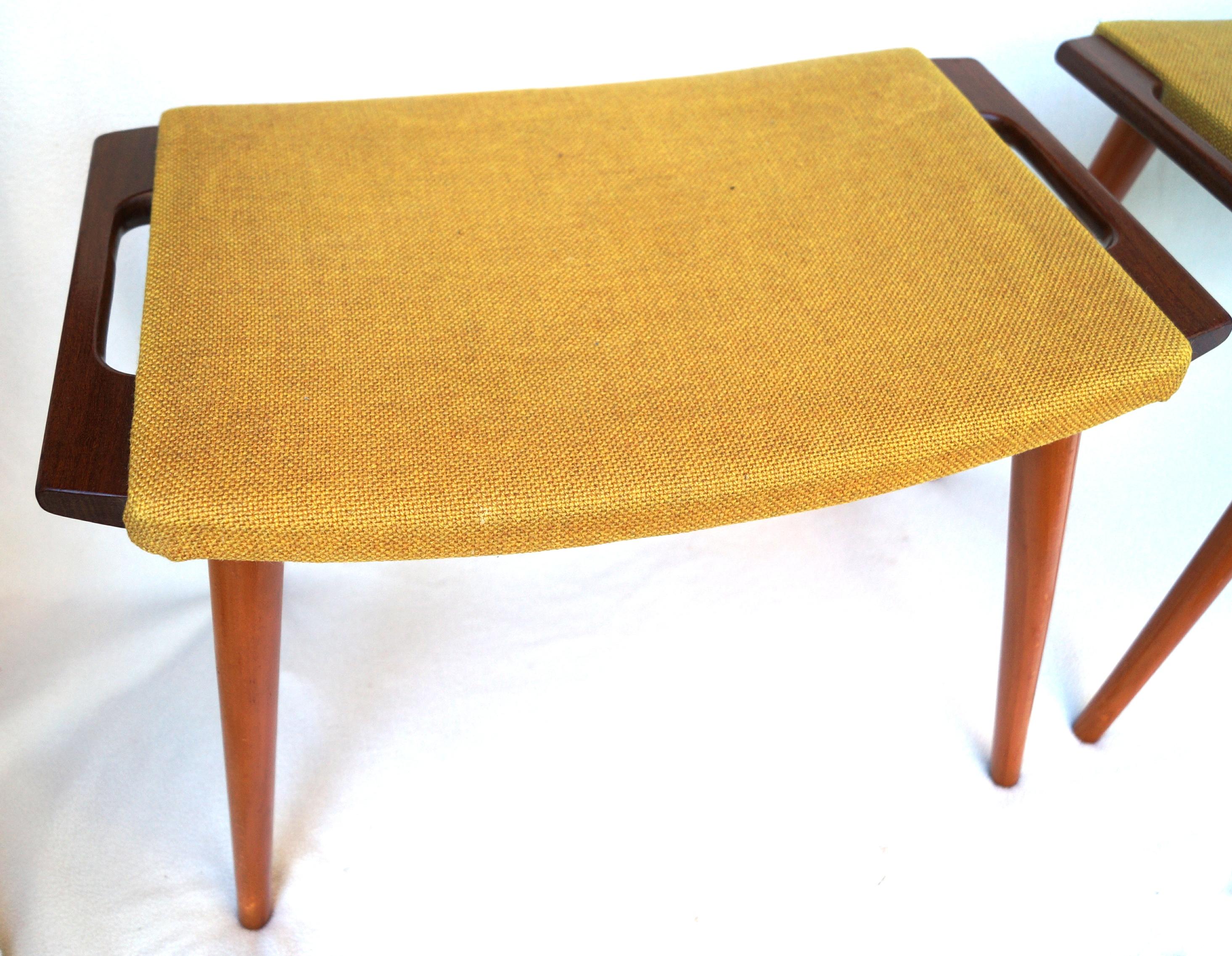 Pareja de taburetes Hans J. Wegner Papá Oso Estilo Otomano Moderno de mediados de siglo en venta