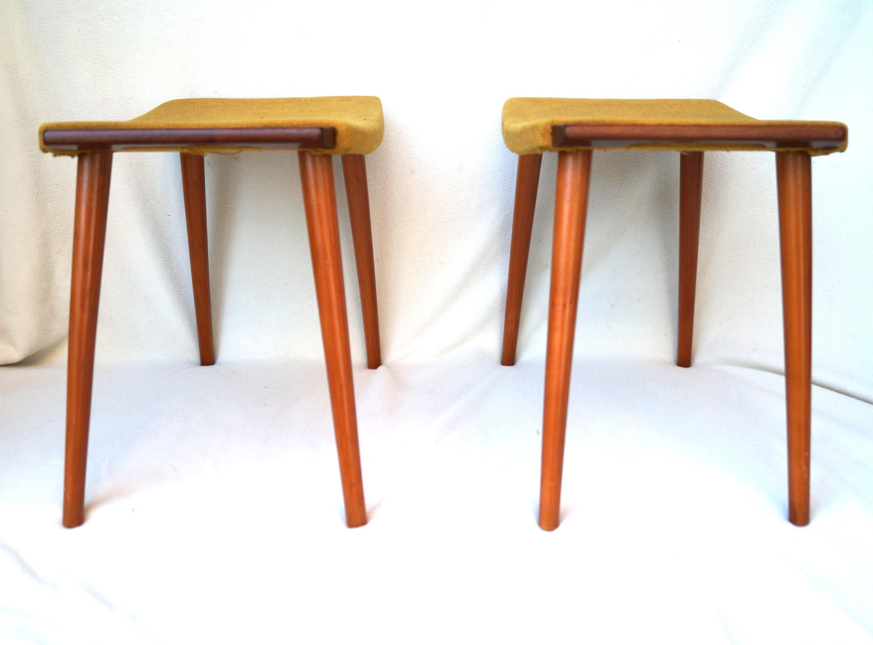 Pareja de taburetes Hans J. Wegner Papá Oso Estilo Otomano mediados del siglo XX en venta