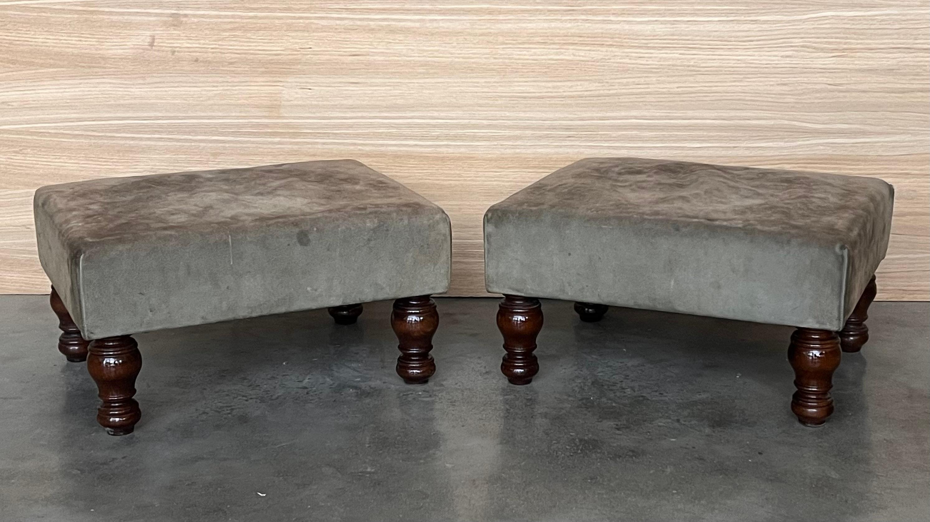 Magnifique pouf ou ottoman en noyer et tapissé de style William and Mary de la fin du 20e siècle en très bon état.