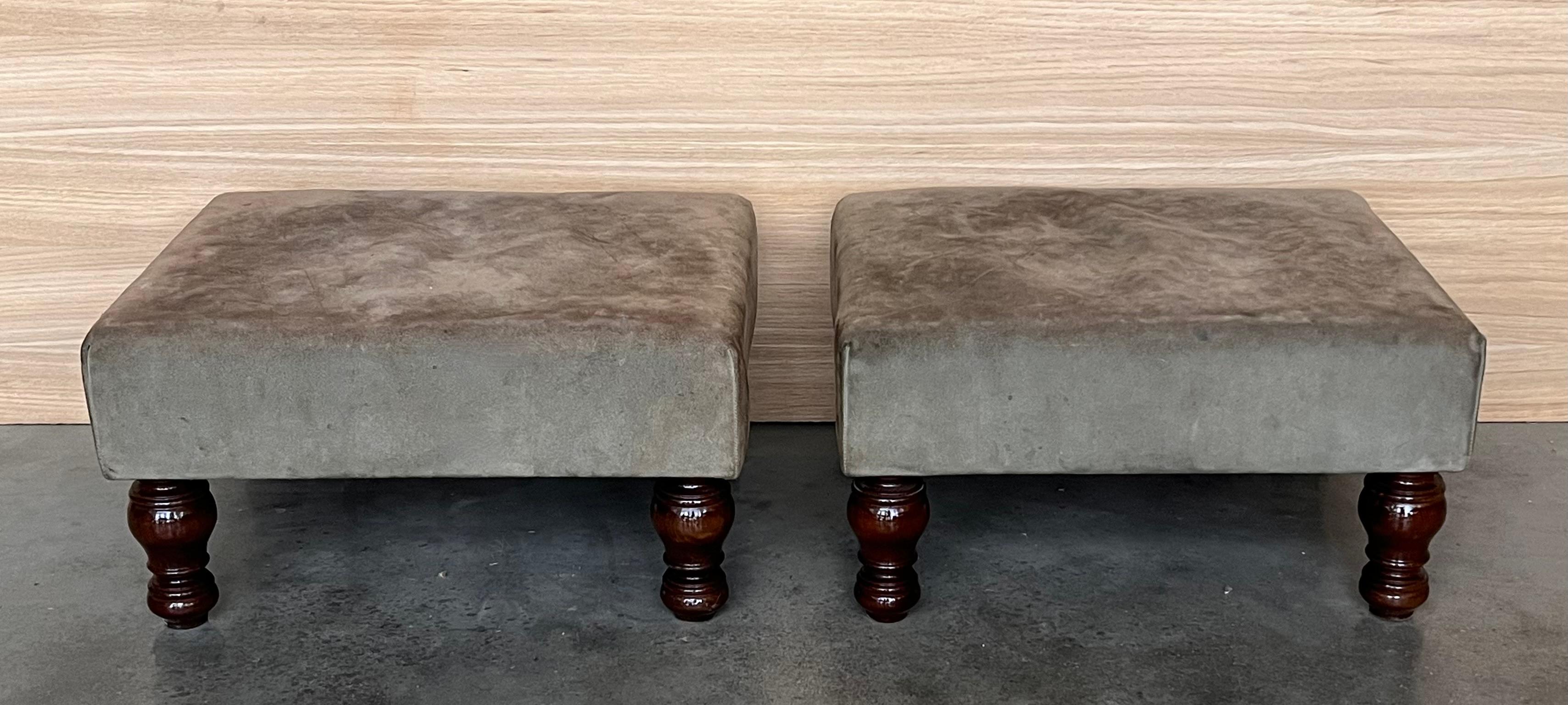 Colonial espagnol Paire de repose-pieds avec assise en cuir et pieds en forme de bol en vente