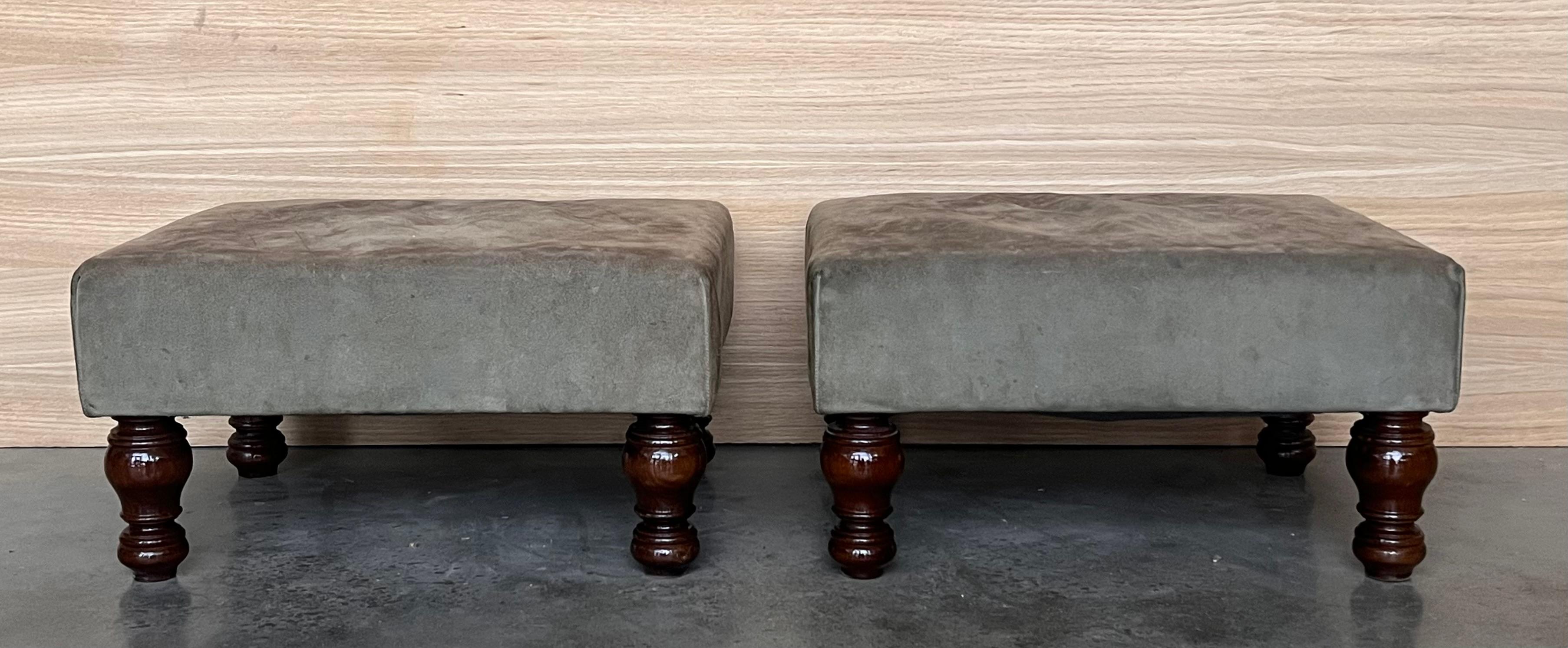 Espagnol Paire de repose-pieds avec assise en cuir et pieds en forme de bol en vente