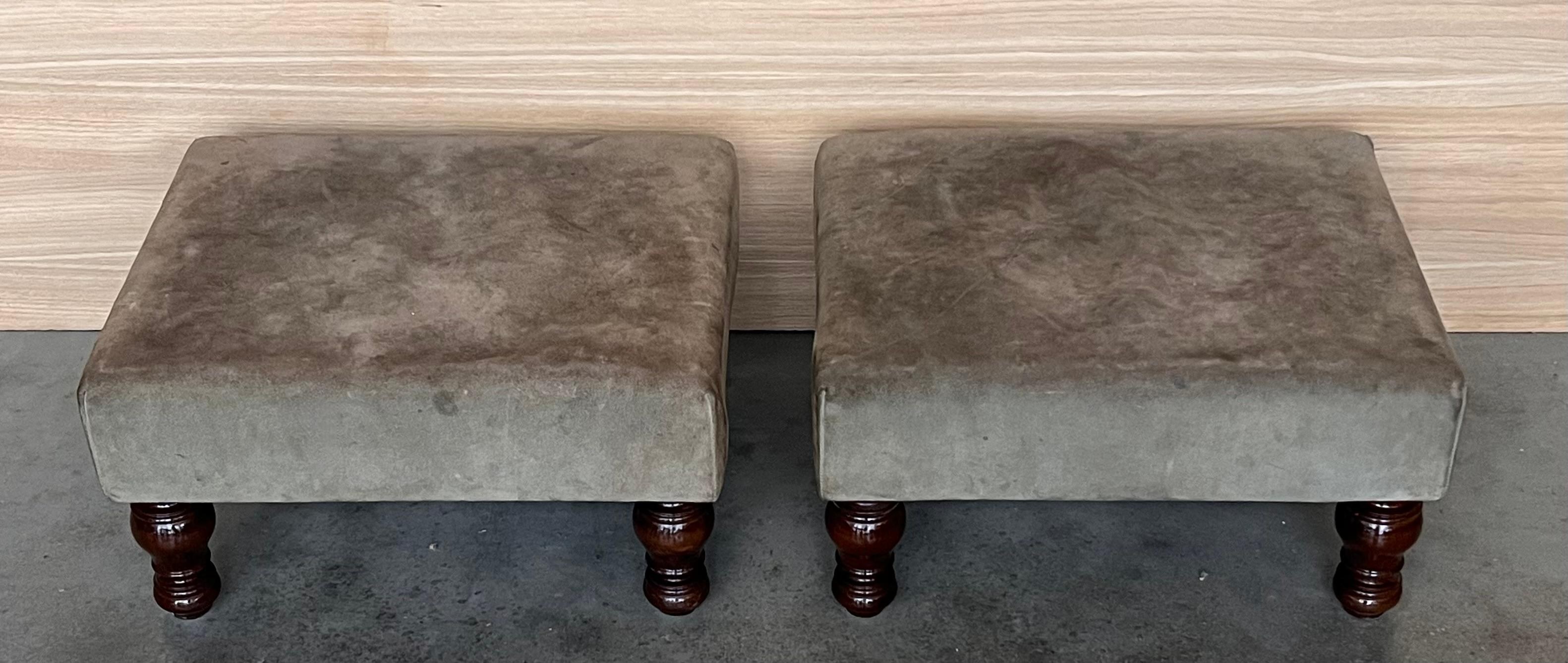 20ième siècle Paire de repose-pieds avec assise en cuir et pieds en forme de bol en vente