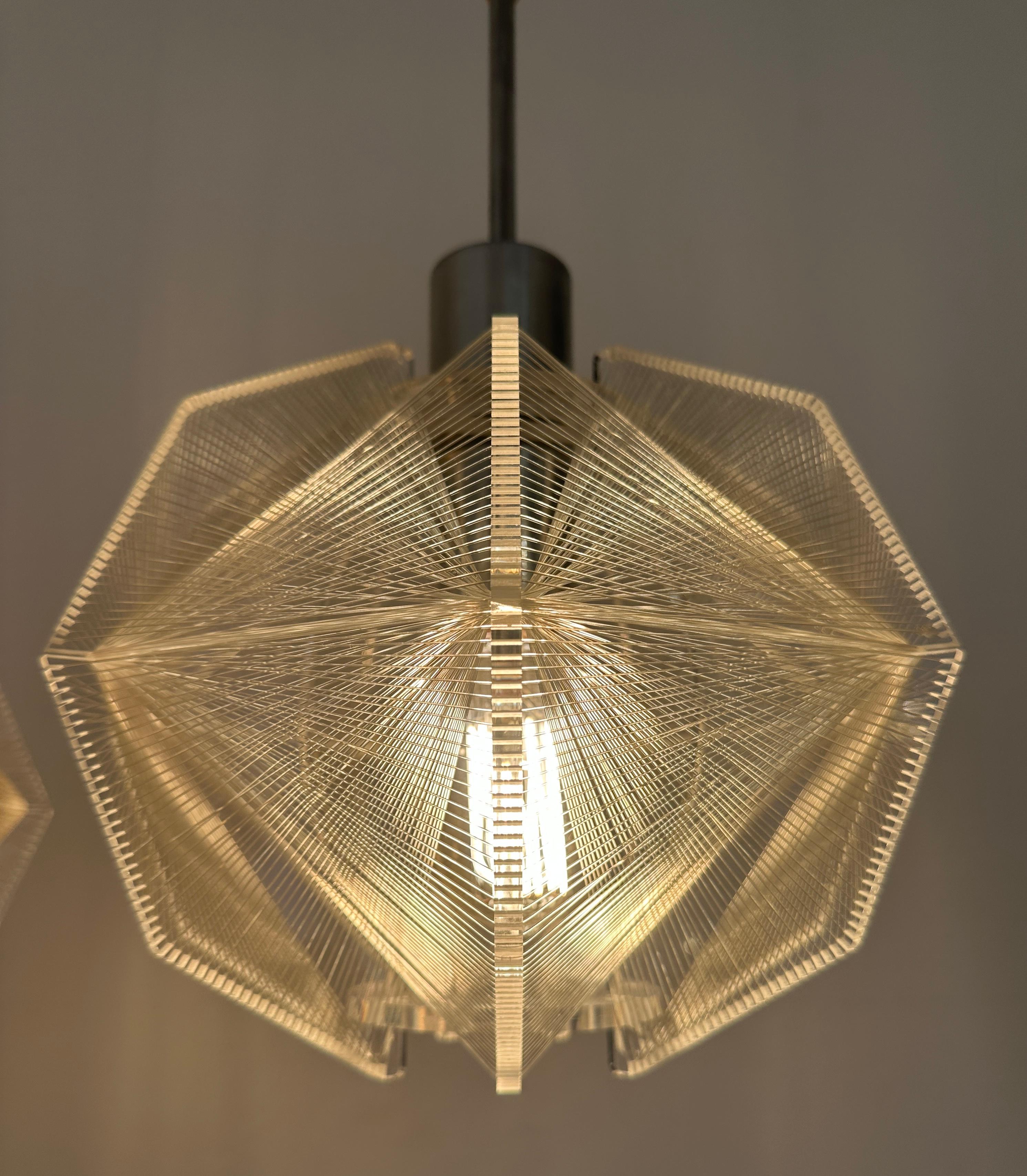 Coppia di lampade a sospensione in nylon e perspex di Paul Secon, risalenti agli anni '70 e di stampo spaziale. in vendita 3