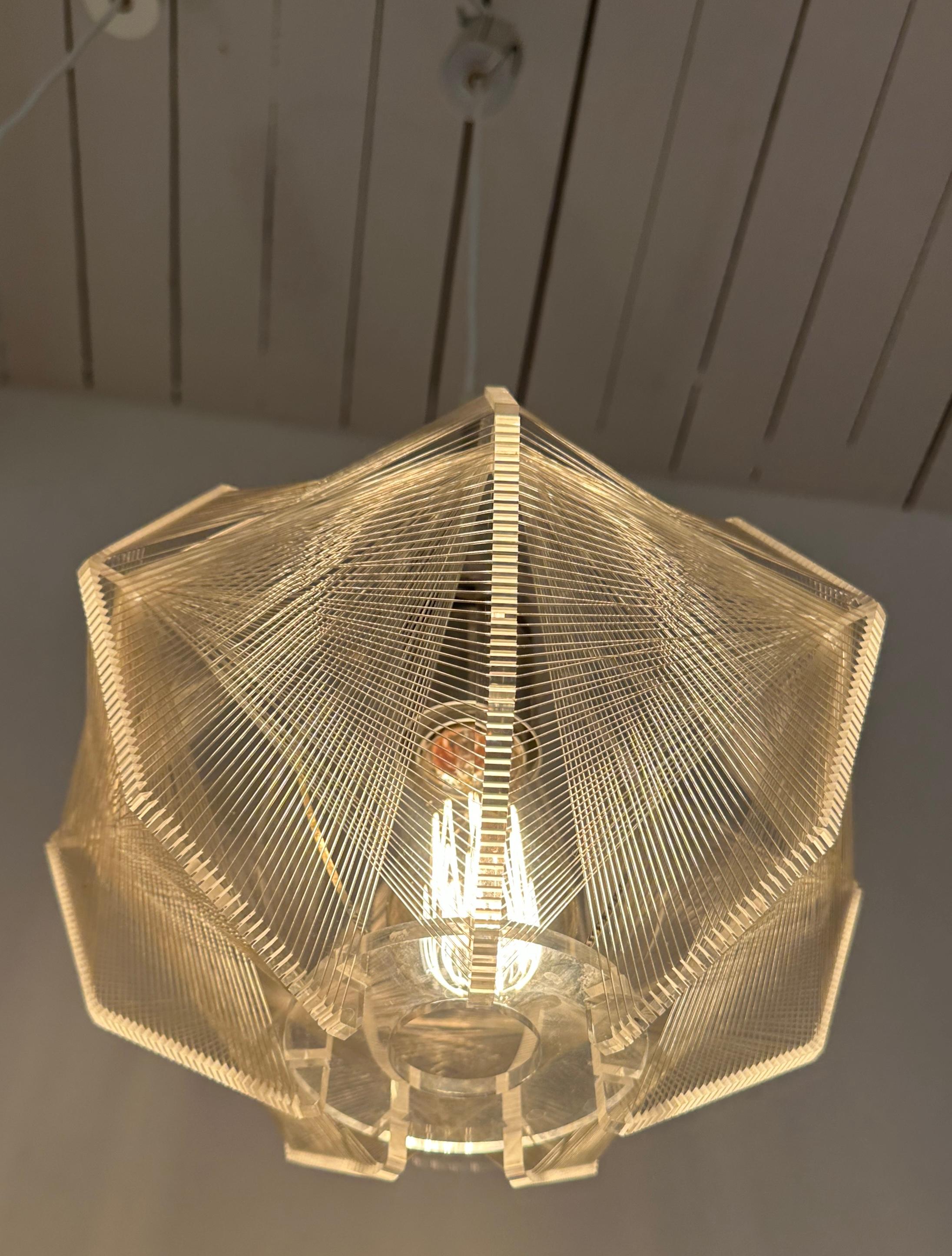 Coppia di lampade a sospensione in nylon e perspex di Paul Secon, risalenti agli anni '70 e di stampo spaziale. in vendita 4