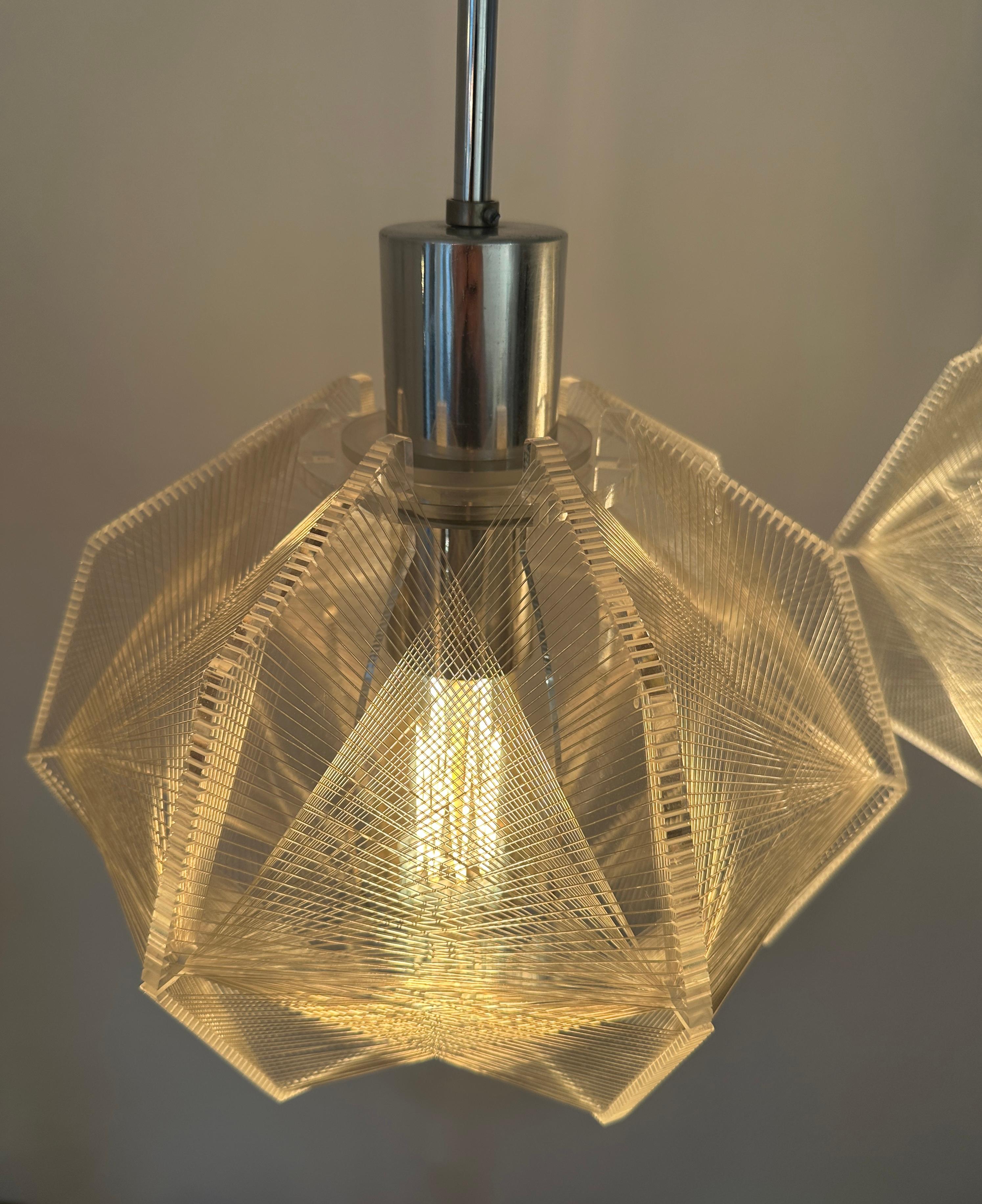 Coppia di lampade a sospensione in nylon e perspex di Paul Secon, risalenti agli anni '70 e di stampo spaziale. in vendita 5