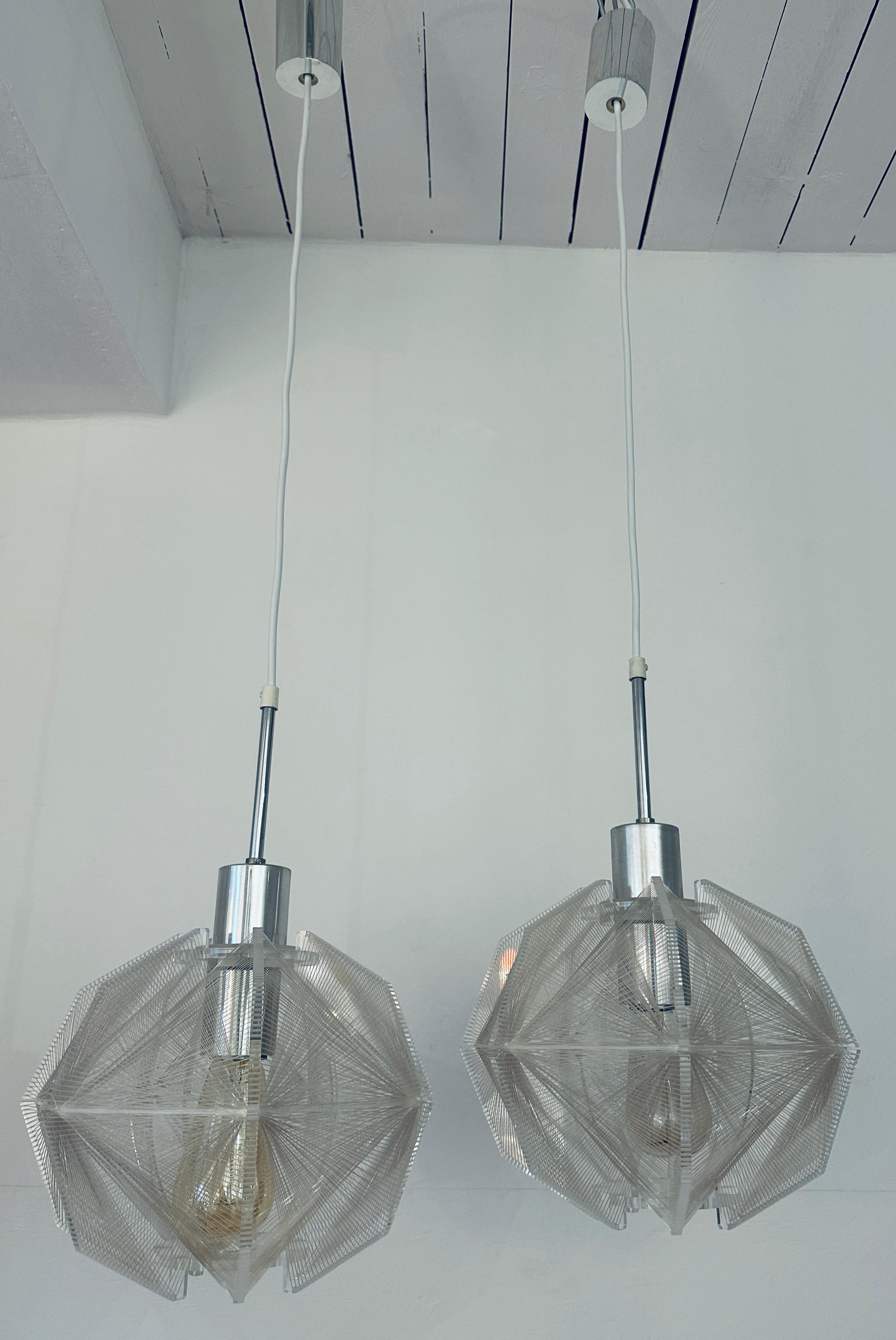 Coppia di lampade a sospensione in nylon e perspex di Paul Secon, risalenti agli anni '70 e di stampo spaziale. in vendita 6